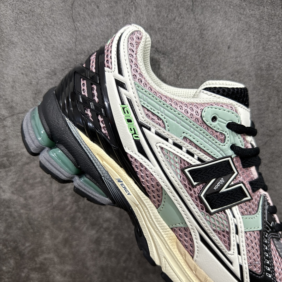 图片[7]-【纯原版】NB新百伦New Balance M1906R U1906NB 系列复古老爹风休闲运动慢跑鞋 采用轻质牛剖革拼接透气网眼衬垫织物鞋面材质#T-Beam大底提供足步弓支撑，保持步态稳定#后跟搭载外露缓震胶 鞋身整体以各种深浅不一的灰色覆盖，鞋头以淡蓝色调装饰，网眼衬垫通过不规律的色块实现做旧的美感，泛黄的鞋底更是进一步增添了复古气息。 尺码：36 37 37.5 38 38.5 39.5 40 40.5 41.5 42 42.5 43 44 45 46.5-选品中心