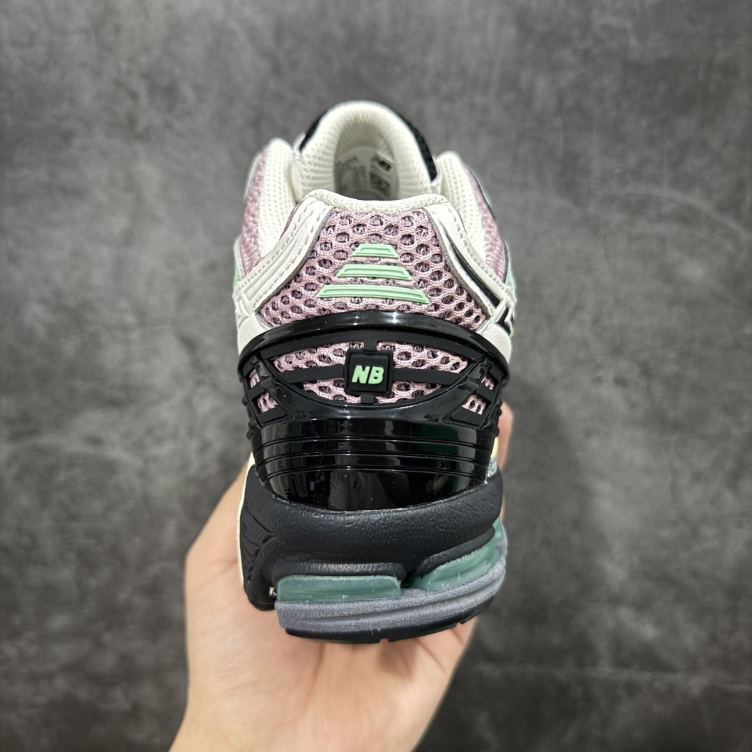 图片[4]-【纯原版】NB新百伦New Balance M1906R U1906NB 系列复古老爹风休闲运动慢跑鞋 采用轻质牛剖革拼接透气网眼衬垫织物鞋面材质#T-Beam大底提供足步弓支撑，保持步态稳定#后跟搭载外露缓震胶 鞋身整体以各种深浅不一的灰色覆盖，鞋头以淡蓝色调装饰，网眼衬垫通过不规律的色块实现做旧的美感，泛黄的鞋底更是进一步增添了复古气息。 尺码：36 37 37.5 38 38.5 39.5 40 40.5 41.5 42 42.5 43 44 45 46.5-选品中心