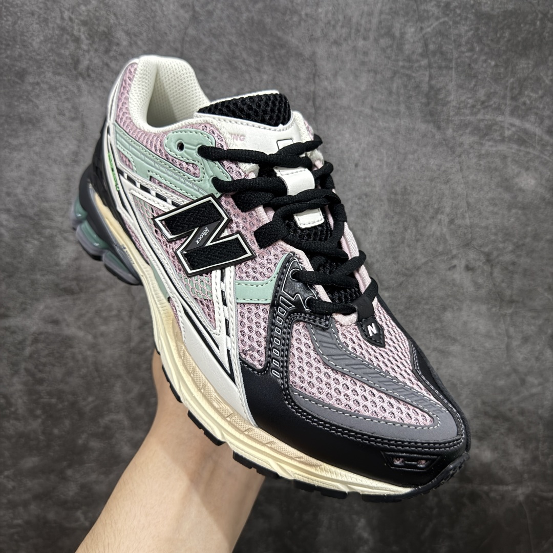 图片[3]-【纯原版】NB新百伦New Balance M1906R U1906NB 系列复古老爹风休闲运动慢跑鞋 采用轻质牛剖革拼接透气网眼衬垫织物鞋面材质#T-Beam大底提供足步弓支撑，保持步态稳定#后跟搭载外露缓震胶 鞋身整体以各种深浅不一的灰色覆盖，鞋头以淡蓝色调装饰，网眼衬垫通过不规律的色块实现做旧的美感，泛黄的鞋底更是进一步增添了复古气息。 尺码：36 37 37.5 38 38.5 39.5 40 40.5 41.5 42 42.5 43 44 45 46.5-选品中心