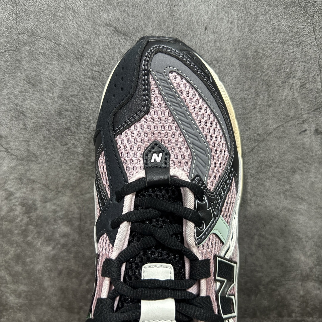 图片[5]-【纯原版】NB新百伦New Balance M1906R U1906NB 系列复古老爹风休闲运动慢跑鞋 采用轻质牛剖革拼接透气网眼衬垫织物鞋面材质#T-Beam大底提供足步弓支撑，保持步态稳定#后跟搭载外露缓震胶 鞋身整体以各种深浅不一的灰色覆盖，鞋头以淡蓝色调装饰，网眼衬垫通过不规律的色块实现做旧的美感，泛黄的鞋底更是进一步增添了复古气息。 尺码：36 37 37.5 38 38.5 39.5 40 40.5 41.5 42 42.5 43 44 45 46.5-选品中心