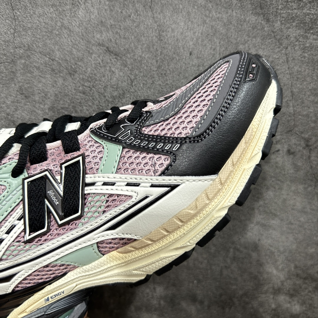 图片[6]-【纯原版】NB新百伦New Balance M1906R U1906NB 系列复古老爹风休闲运动慢跑鞋 采用轻质牛剖革拼接透气网眼衬垫织物鞋面材质#T-Beam大底提供足步弓支撑，保持步态稳定#后跟搭载外露缓震胶 鞋身整体以各种深浅不一的灰色覆盖，鞋头以淡蓝色调装饰，网眼衬垫通过不规律的色块实现做旧的美感，泛黄的鞋底更是进一步增添了复古气息。 尺码：36 37 37.5 38 38.5 39.5 40 40.5 41.5 42 42.5 43 44 45 46.5-选品中心