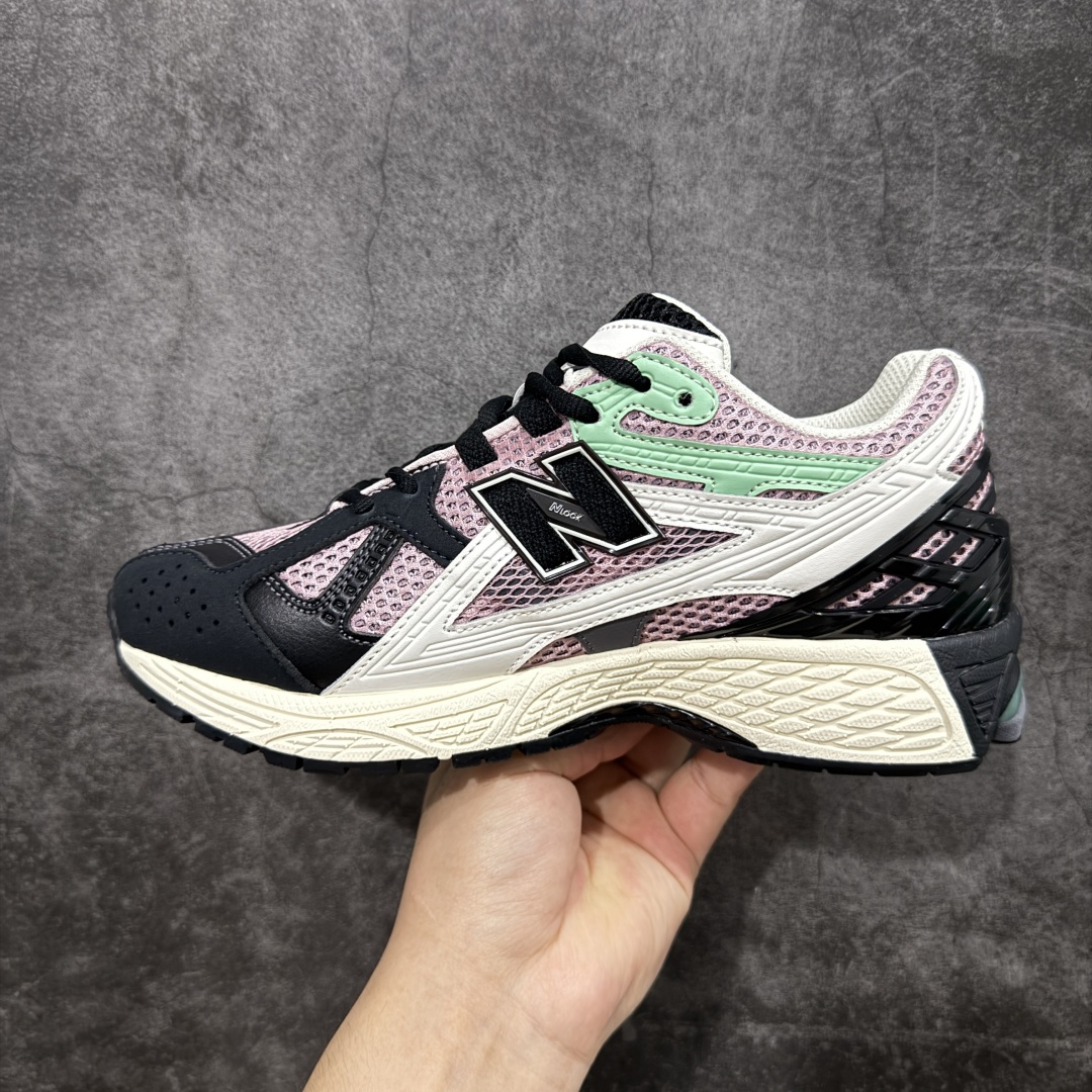 图片[2]-【纯原版】NB新百伦New Balance M1906R U1906NB 系列复古老爹风休闲运动慢跑鞋 采用轻质牛剖革拼接透气网眼衬垫织物鞋面材质#T-Beam大底提供足步弓支撑，保持步态稳定#后跟搭载外露缓震胶 鞋身整体以各种深浅不一的灰色覆盖，鞋头以淡蓝色调装饰，网眼衬垫通过不规律的色块实现做旧的美感，泛黄的鞋底更是进一步增添了复古气息。 尺码：36 37 37.5 38 38.5 39.5 40 40.5 41.5 42 42.5 43 44 45 46.5-选品中心