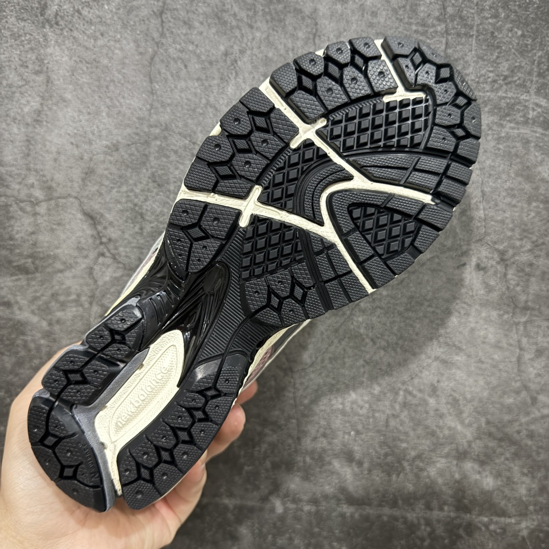 图片[9]-【纯原版】NB新百伦New Balance M1906R U1906NB 系列复古老爹风休闲运动慢跑鞋 采用轻质牛剖革拼接透气网眼衬垫织物鞋面材质#T-Beam大底提供足步弓支撑，保持步态稳定#后跟搭载外露缓震胶 鞋身整体以各种深浅不一的灰色覆盖，鞋头以淡蓝色调装饰，网眼衬垫通过不规律的色块实现做旧的美感，泛黄的鞋底更是进一步增添了复古气息。 尺码：36 37 37.5 38 38.5 39.5 40 40.5 41.5 42 42.5 43 44 45 46.5-选品中心