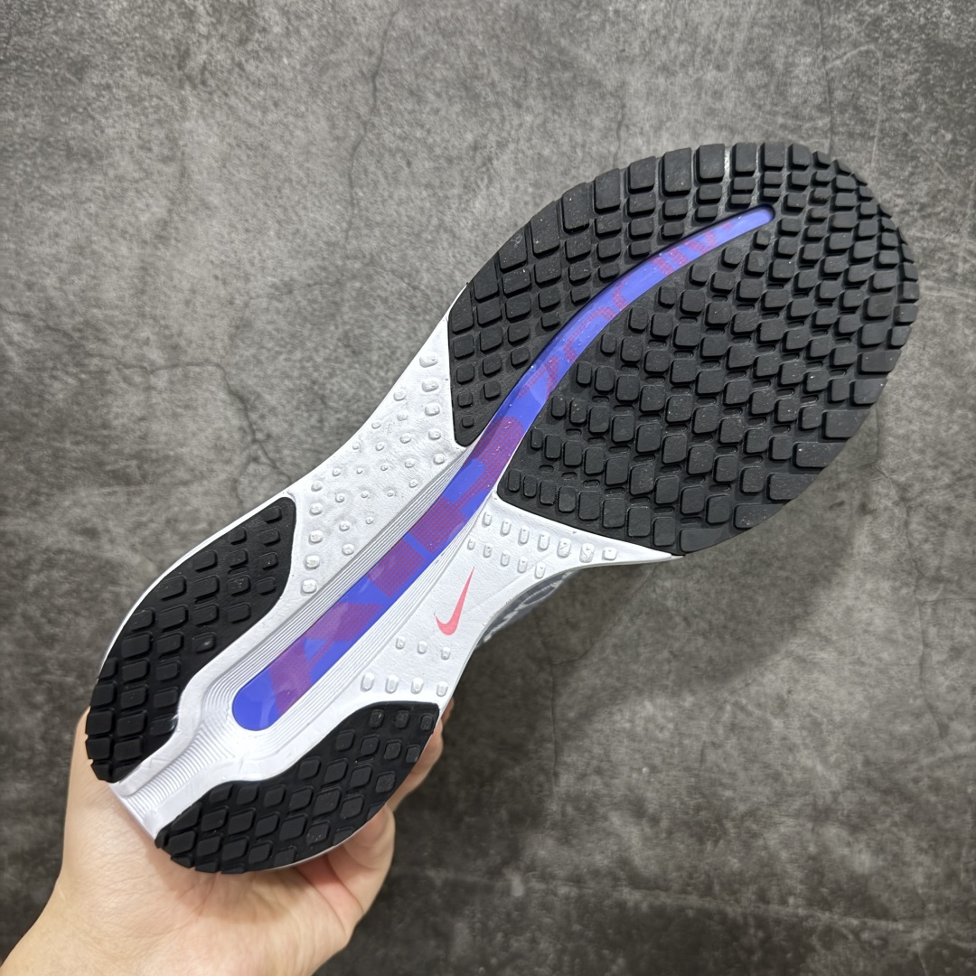 图片[9]-【S版纯原】Nike Pegasus Premium Airscape 舒适百搭减震防滑耐磨透气 低帮跑步鞋     低帮跑步鞋，黑红配色，简约又不失活力，上脚超吸睛。  它不仅颜值高，性能更是一绝！  全掌气垫科技，减震防滑超耐磨，每一步都能感受到强劲回弹，给双脚舒适支撑。  透气鞋面，跑步时双脚也能自由呼吸。    #独家原包 原底原料 开模打造  #原厂鞋标 高精密准度  #原楦原纸板开发 匹配原版98%以上  #后跟弧度 正确呈现  #原厂皮料 质感无敌  #皮料切割干净 无任何毛边 清洁度细节完美    货号：HQ2592-004    尺码：35.5 36 36.5 37.5 38 38.5 39 40 40.5 41 42 42.5 43 44 45 46.5-选品中心