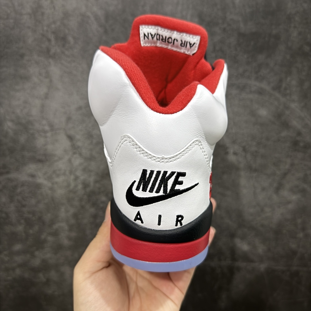图片[4]-【原厂版本】Air Jordan 5 Retro \”Fire Red Black Tongue\” AJ5 乔5流川枫 火焰红 篮球鞋 HQ7978-101 鞋身整体采用白色优质皮革打造，鞋身侧面的透气网格则使用白色呈现，标志性的鲨鱼锯齿元素则采用蓝色点缀，鞋舌部分辅以紫色织物呈现，并且带有蓝色Jumpman Logo点缀；中底可视化透明气垫，后跟Nike Swoosh Logo及Air采用蓝色刺绣点缀，与鞋舌相呼应。中底部分的蓝色鲨鱼齿非常醒目，鞋底使用紫色中底搭配半透明水晶大底呈现，水晶大底下印有蓝色Jumpman Logos，为整个设计收尾。 货号：HQ7978-100 尺码：40 40.5 41 42 42.5 43 44 44.5 45 46 47.5 48.5-选品中心