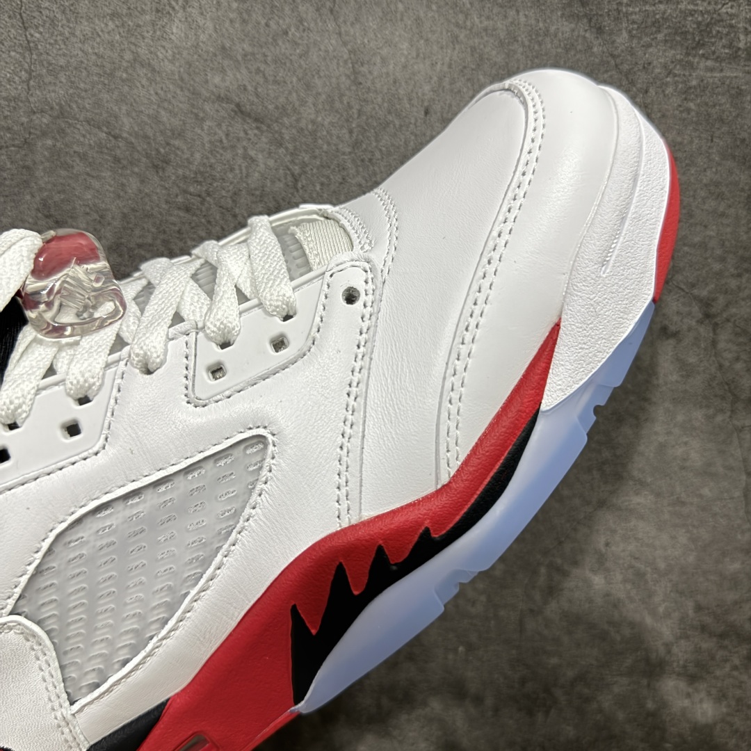 图片[6]-【原厂版本】Air Jordan 5 Retro \”Fire Red Black Tongue\” AJ5 乔5流川枫 火焰红 篮球鞋 HQ7978-101 鞋身整体采用白色优质皮革打造，鞋身侧面的透气网格则使用白色呈现，标志性的鲨鱼锯齿元素则采用蓝色点缀，鞋舌部分辅以紫色织物呈现，并且带有蓝色Jumpman Logo点缀；中底可视化透明气垫，后跟Nike Swoosh Logo及Air采用蓝色刺绣点缀，与鞋舌相呼应。中底部分的蓝色鲨鱼齿非常醒目，鞋底使用紫色中底搭配半透明水晶大底呈现，水晶大底下印有蓝色Jumpman Logos，为整个设计收尾。 货号：HQ7978-100 尺码：40 40.5 41 42 42.5 43 44 44.5 45 46 47.5 48.5-选品中心