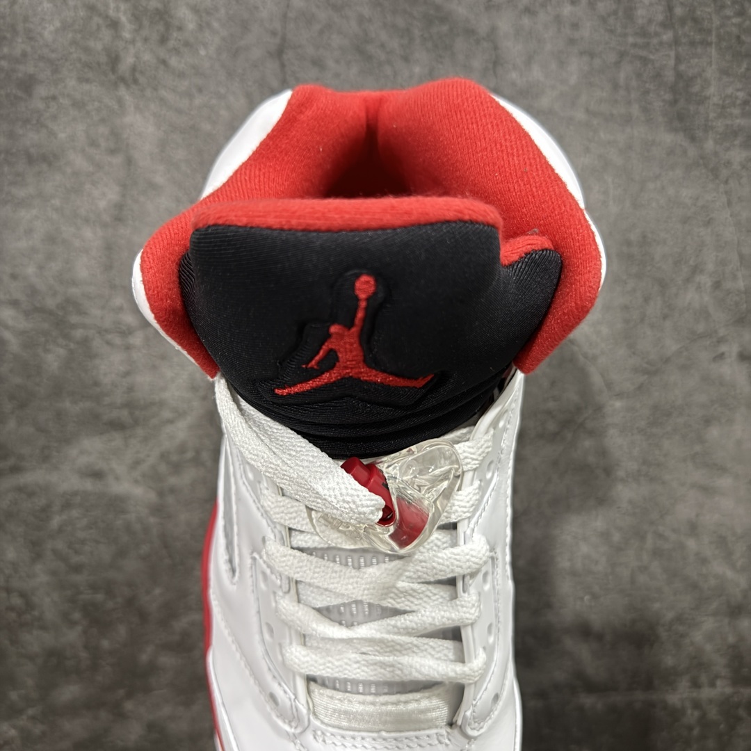 图片[8]-【原厂版本】Air Jordan 5 Retro \”Fire Red Black Tongue\” AJ5 乔5流川枫 火焰红 篮球鞋 HQ7978-101 鞋身整体采用白色优质皮革打造，鞋身侧面的透气网格则使用白色呈现，标志性的鲨鱼锯齿元素则采用蓝色点缀，鞋舌部分辅以紫色织物呈现，并且带有蓝色Jumpman Logo点缀；中底可视化透明气垫，后跟Nike Swoosh Logo及Air采用蓝色刺绣点缀，与鞋舌相呼应。中底部分的蓝色鲨鱼齿非常醒目，鞋底使用紫色中底搭配半透明水晶大底呈现，水晶大底下印有蓝色Jumpman Logos，为整个设计收尾。 货号：HQ7978-100 尺码：40 40.5 41 42 42.5 43 44 44.5 45 46 47.5 48.5-选品中心
