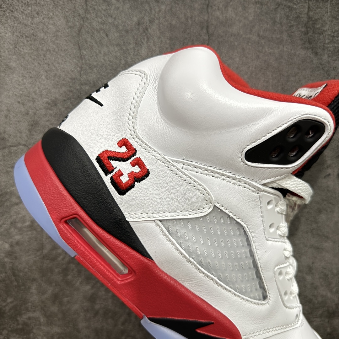 图片[7]-【原厂版本】Air Jordan 5 Retro \”Fire Red Black Tongue\” AJ5 乔5流川枫 火焰红 篮球鞋 HQ7978-101 鞋身整体采用白色优质皮革打造，鞋身侧面的透气网格则使用白色呈现，标志性的鲨鱼锯齿元素则采用蓝色点缀，鞋舌部分辅以紫色织物呈现，并且带有蓝色Jumpman Logo点缀；中底可视化透明气垫，后跟Nike Swoosh Logo及Air采用蓝色刺绣点缀，与鞋舌相呼应。中底部分的蓝色鲨鱼齿非常醒目，鞋底使用紫色中底搭配半透明水晶大底呈现，水晶大底下印有蓝色Jumpman Logos，为整个设计收尾。 货号：HQ7978-100 尺码：40 40.5 41 42 42.5 43 44 44.5 45 46 47.5 48.5-选品中心