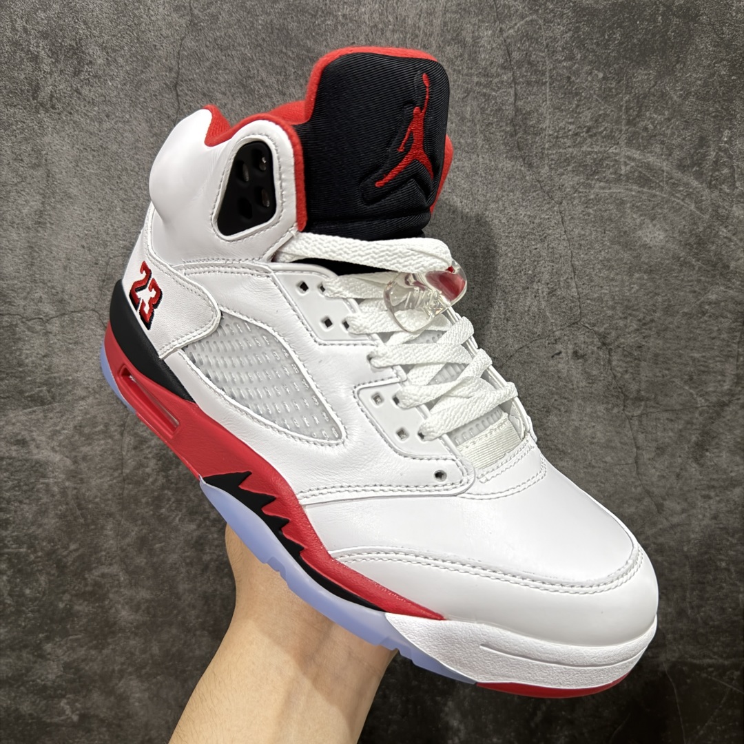 图片[3]-【原厂版本】Air Jordan 5 Retro \”Fire Red Black Tongue\” AJ5 乔5流川枫 火焰红 篮球鞋 HQ7978-101 鞋身整体采用白色优质皮革打造，鞋身侧面的透气网格则使用白色呈现，标志性的鲨鱼锯齿元素则采用蓝色点缀，鞋舌部分辅以紫色织物呈现，并且带有蓝色Jumpman Logo点缀；中底可视化透明气垫，后跟Nike Swoosh Logo及Air采用蓝色刺绣点缀，与鞋舌相呼应。中底部分的蓝色鲨鱼齿非常醒目，鞋底使用紫色中底搭配半透明水晶大底呈现，水晶大底下印有蓝色Jumpman Logos，为整个设计收尾。 货号：HQ7978-100 尺码：40 40.5 41 42 42.5 43 44 44.5 45 46 47.5 48.5-选品中心