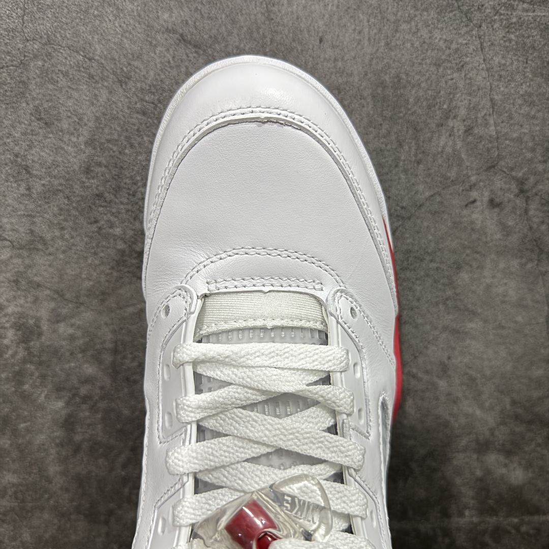 图片[5]-【原厂版本】Air Jordan 5 Retro \”Fire Red Black Tongue\” AJ5 乔5流川枫 火焰红 篮球鞋 HQ7978-101 鞋身整体采用白色优质皮革打造，鞋身侧面的透气网格则使用白色呈现，标志性的鲨鱼锯齿元素则采用蓝色点缀，鞋舌部分辅以紫色织物呈现，并且带有蓝色Jumpman Logo点缀；中底可视化透明气垫，后跟Nike Swoosh Logo及Air采用蓝色刺绣点缀，与鞋舌相呼应。中底部分的蓝色鲨鱼齿非常醒目，鞋底使用紫色中底搭配半透明水晶大底呈现，水晶大底下印有蓝色Jumpman Logos，为整个设计收尾。 货号：HQ7978-100 尺码：40 40.5 41 42 42.5 43 44 44.5 45 46 47.5 48.5-选品中心