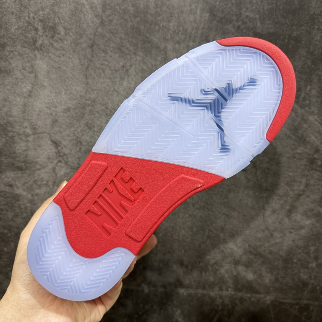 图片[9]-【原厂版本】Air Jordan 5 Retro \”Fire Red Black Tongue\” AJ5 乔5流川枫 火焰红 篮球鞋 HQ7978-101 鞋身整体采用白色优质皮革打造，鞋身侧面的透气网格则使用白色呈现，标志性的鲨鱼锯齿元素则采用蓝色点缀，鞋舌部分辅以紫色织物呈现，并且带有蓝色Jumpman Logo点缀；中底可视化透明气垫，后跟Nike Swoosh Logo及Air采用蓝色刺绣点缀，与鞋舌相呼应。中底部分的蓝色鲨鱼齿非常醒目，鞋底使用紫色中底搭配半透明水晶大底呈现，水晶大底下印有蓝色Jumpman Logos，为整个设计收尾。 货号：HQ7978-100 尺码：40 40.5 41 42 42.5 43 44 44.5 45 46 47.5 48.5-选品中心
