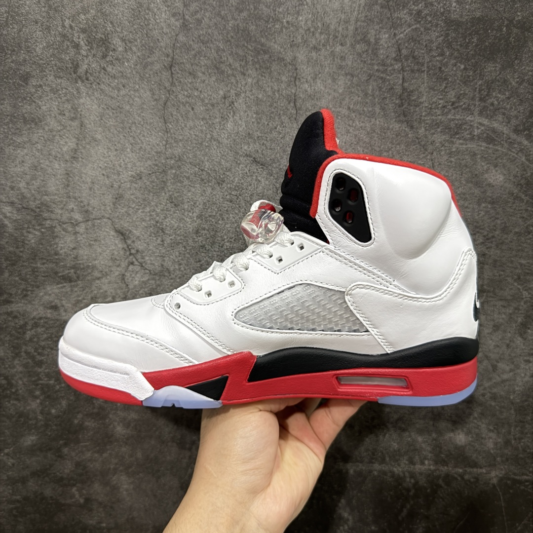 图片[2]-【原厂版本】Air Jordan 5 Retro \”Fire Red Black Tongue\” AJ5 乔5流川枫 火焰红 篮球鞋 HQ7978-101 鞋身整体采用白色优质皮革打造，鞋身侧面的透气网格则使用白色呈现，标志性的鲨鱼锯齿元素则采用蓝色点缀，鞋舌部分辅以紫色织物呈现，并且带有蓝色Jumpman Logo点缀；中底可视化透明气垫，后跟Nike Swoosh Logo及Air采用蓝色刺绣点缀，与鞋舌相呼应。中底部分的蓝色鲨鱼齿非常醒目，鞋底使用紫色中底搭配半透明水晶大底呈现，水晶大底下印有蓝色Jumpman Logos，为整个设计收尾。 货号：HQ7978-100 尺码：40 40.5 41 42 42.5 43 44 44.5 45 46 47.5 48.5-选品中心
