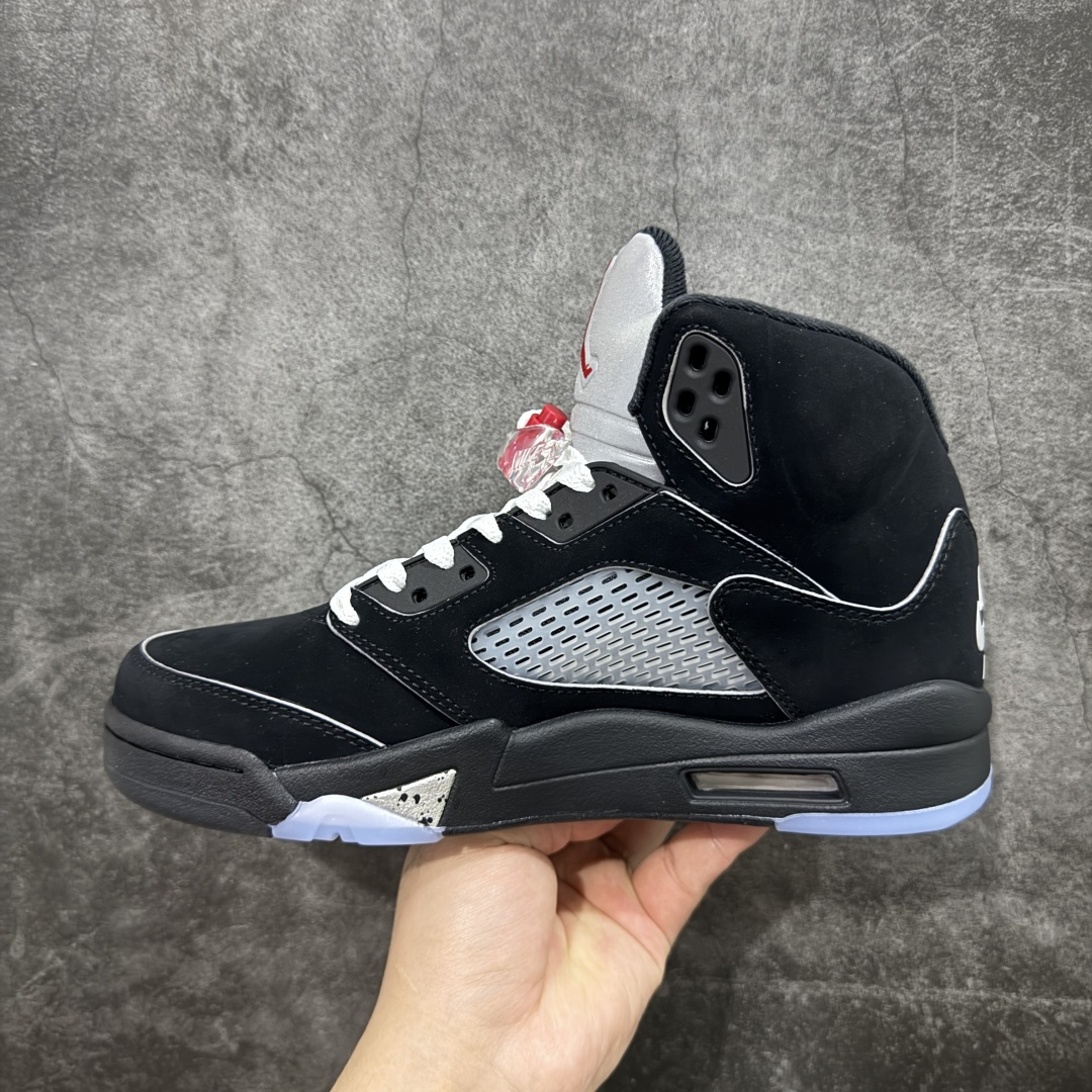 图片[2]-【原厂版本】Air Jordan 5 Retro \”Black Metallic Reimagined\” 高帮 2025复刻 黑银 AJ5 乔丹5代 aj5 乔5 高邦 黑银 乔丹篮球鞋系列 整体设计还原元年的风格，采用黑色麂皮覆盖，鞋身侧面的透气网格则使用透明水晶呈现，标志性的鲨鱼锯齿元素则采用银色泼墨点缀，鞋舌部分标志性的3M反光设计依旧保留，并且带有红色JJumpman Logo点缀；中底可视化透明气垫，后跟元年Nike Swoosh Logo及Air采用白色刺绣点缀，与鞋舌相呼应。鞋身拼接部分加入了3M反光设计，中底部分的银色鲨鱼齿非常醒目，鞋底使用黑色中底搭配半透明水晶大底呈现，水晶大底下印有黑色Jumpman Logo，为整个设计收尾。 货号：HF3975-001（2025版） 男货号：845035-003 尺码：40 40.5 41 42 42.5 43 44 44.8 45 46 47.5-选品中心