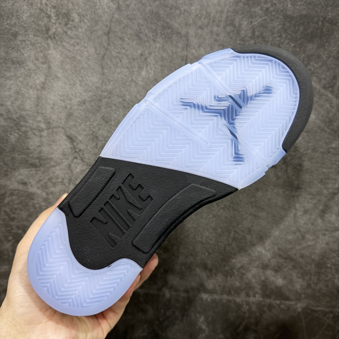 图片[9]-【原厂版本】Air Jordan 5 Retro \”Black Metallic Reimagined\” 高帮 2025复刻 黑银 AJ5 乔丹5代 aj5 乔5 高邦 黑银 乔丹篮球鞋系列 整体设计还原元年的风格，采用黑色麂皮覆盖，鞋身侧面的透气网格则使用透明水晶呈现，标志性的鲨鱼锯齿元素则采用银色泼墨点缀，鞋舌部分标志性的3M反光设计依旧保留，并且带有红色JJumpman Logo点缀；中底可视化透明气垫，后跟元年Nike Swoosh Logo及Air采用白色刺绣点缀，与鞋舌相呼应。鞋身拼接部分加入了3M反光设计，中底部分的银色鲨鱼齿非常醒目，鞋底使用黑色中底搭配半透明水晶大底呈现，水晶大底下印有黑色Jumpman Logo，为整个设计收尾。 货号：HF3975-001（2025版） 男货号：845035-003 尺码：40 40.5 41 42 42.5 43 44 44.8 45 46 47.5-选品中心