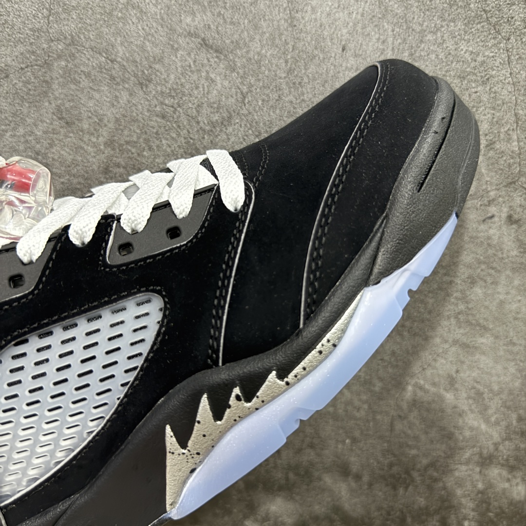 图片[6]-【原厂版本】Air Jordan 5 Retro \”Black Metallic Reimagined\” 高帮 2025复刻 黑银 AJ5 乔丹5代 aj5 乔5 高邦 黑银 乔丹篮球鞋系列 整体设计还原元年的风格，采用黑色麂皮覆盖，鞋身侧面的透气网格则使用透明水晶呈现，标志性的鲨鱼锯齿元素则采用银色泼墨点缀，鞋舌部分标志性的3M反光设计依旧保留，并且带有红色JJumpman Logo点缀；中底可视化透明气垫，后跟元年Nike Swoosh Logo及Air采用白色刺绣点缀，与鞋舌相呼应。鞋身拼接部分加入了3M反光设计，中底部分的银色鲨鱼齿非常醒目，鞋底使用黑色中底搭配半透明水晶大底呈现，水晶大底下印有黑色Jumpman Logo，为整个设计收尾。 货号：HF3975-001（2025版） 男货号：845035-003 尺码：40 40.5 41 42 42.5 43 44 44.8 45 46 47.5-选品中心