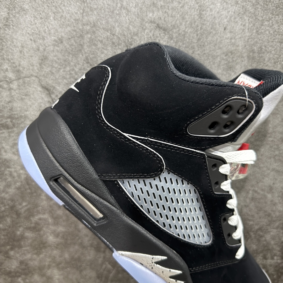 图片[7]-【原厂版本】Air Jordan 5 Retro \”Black Metallic Reimagined\” 高帮 2025复刻 黑银 AJ5 乔丹5代 aj5 乔5 高邦 黑银 乔丹篮球鞋系列 整体设计还原元年的风格，采用黑色麂皮覆盖，鞋身侧面的透气网格则使用透明水晶呈现，标志性的鲨鱼锯齿元素则采用银色泼墨点缀，鞋舌部分标志性的3M反光设计依旧保留，并且带有红色JJumpman Logo点缀；中底可视化透明气垫，后跟元年Nike Swoosh Logo及Air采用白色刺绣点缀，与鞋舌相呼应。鞋身拼接部分加入了3M反光设计，中底部分的银色鲨鱼齿非常醒目，鞋底使用黑色中底搭配半透明水晶大底呈现，水晶大底下印有黑色Jumpman Logo，为整个设计收尾。 货号：HF3975-001（2025版） 男货号：845035-003 尺码：40 40.5 41 42 42.5 43 44 44.8 45 46 47.5-选品中心