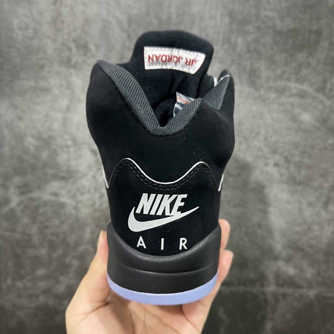图片[4]-【原厂版本】Air Jordan 5 Retro \”Black Metallic Reimagined\” 高帮 2025复刻 黑银 AJ5 乔丹5代 aj5 乔5 高邦 黑银 乔丹篮球鞋系列 整体设计还原元年的风格，采用黑色麂皮覆盖，鞋身侧面的透气网格则使用透明水晶呈现，标志性的鲨鱼锯齿元素则采用银色泼墨点缀，鞋舌部分标志性的3M反光设计依旧保留，并且带有红色JJumpman Logo点缀；中底可视化透明气垫，后跟元年Nike Swoosh Logo及Air采用白色刺绣点缀，与鞋舌相呼应。鞋身拼接部分加入了3M反光设计，中底部分的银色鲨鱼齿非常醒目，鞋底使用黑色中底搭配半透明水晶大底呈现，水晶大底下印有黑色Jumpman Logo，为整个设计收尾。 货号：HF3975-001（2025版） 男货号：845035-003 尺码：40 40.5 41 42 42.5 43 44 44.8 45 46 47.5-选品中心