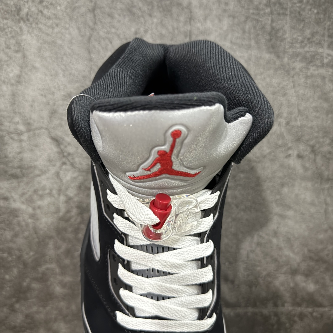 图片[8]-【原厂版本】Air Jordan 5 Retro \”Black Metallic Reimagined\” 高帮 2025复刻 黑银 AJ5 乔丹5代 aj5 乔5 高邦 黑银 乔丹篮球鞋系列 整体设计还原元年的风格，采用黑色麂皮覆盖，鞋身侧面的透气网格则使用透明水晶呈现，标志性的鲨鱼锯齿元素则采用银色泼墨点缀，鞋舌部分标志性的3M反光设计依旧保留，并且带有红色JJumpman Logo点缀；中底可视化透明气垫，后跟元年Nike Swoosh Logo及Air采用白色刺绣点缀，与鞋舌相呼应。鞋身拼接部分加入了3M反光设计，中底部分的银色鲨鱼齿非常醒目，鞋底使用黑色中底搭配半透明水晶大底呈现，水晶大底下印有黑色Jumpman Logo，为整个设计收尾。 货号：HF3975-001（2025版） 男货号：845035-003 尺码：40 40.5 41 42 42.5 43 44 44.8 45 46 47.5-选品中心