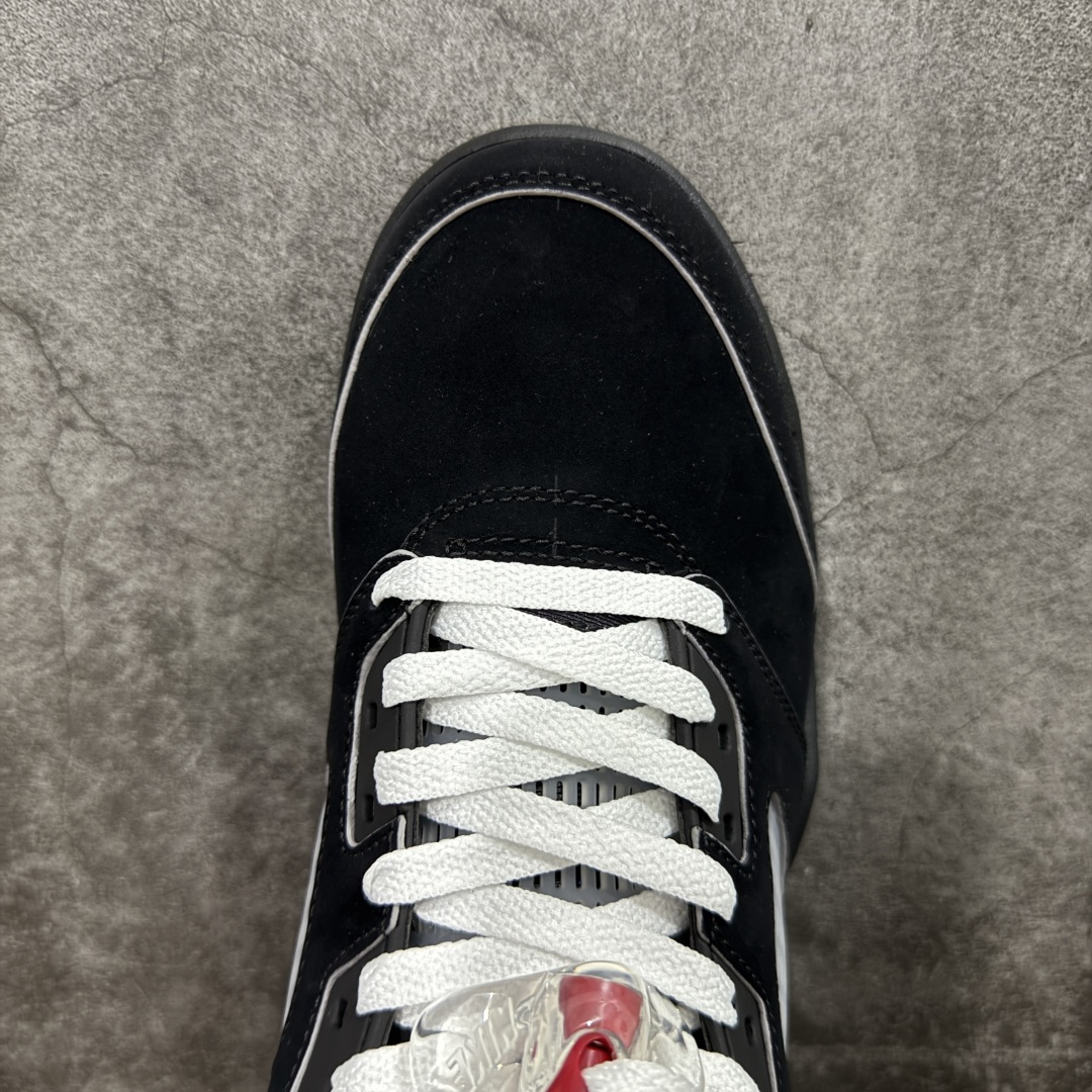 图片[5]-【原厂版本】Air Jordan 5 Retro \”Black Metallic Reimagined\” 高帮 2025复刻 黑银 AJ5 乔丹5代 aj5 乔5 高邦 黑银 乔丹篮球鞋系列 整体设计还原元年的风格，采用黑色麂皮覆盖，鞋身侧面的透气网格则使用透明水晶呈现，标志性的鲨鱼锯齿元素则采用银色泼墨点缀，鞋舌部分标志性的3M反光设计依旧保留，并且带有红色JJumpman Logo点缀；中底可视化透明气垫，后跟元年Nike Swoosh Logo及Air采用白色刺绣点缀，与鞋舌相呼应。鞋身拼接部分加入了3M反光设计，中底部分的银色鲨鱼齿非常醒目，鞋底使用黑色中底搭配半透明水晶大底呈现，水晶大底下印有黑色Jumpman Logo，为整个设计收尾。 货号：HF3975-001（2025版） 男货号：845035-003 尺码：40 40.5 41 42 42.5 43 44 44.8 45 46 47.5-选品中心