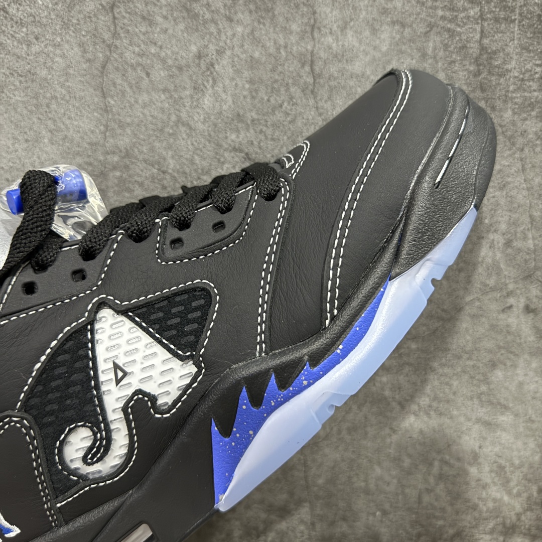 图片[6]-【原厂版本】 Awake NY x Air Jordan 5 Retro AJ5乔5 男子文化篮球鞋 DV4982-004 该款配色以标志性的“黑色金属”OG为基础，这家纽约街头服饰品牌为修改过的鞋面添加了Racer Blue的点缀，这款Air Jordan 5采用全黑色绒面革鞋面，白色对比缝线，银色反光鞋舌，以及中足的蓝色点缀，鞋舌、内衬等处印有Awake NY x Jumpman标识 尺码：40 40.5 41 42 42.5 43 44 44.5 45 45.5 46 47.5 48.5-选品中心