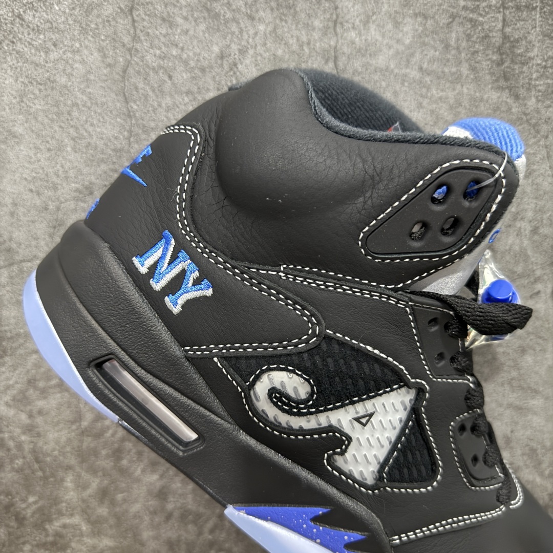 图片[7]-【原厂版本】 Awake NY x Air Jordan 5 Retro AJ5乔5 男子文化篮球鞋 DV4982-004 该款配色以标志性的“黑色金属”OG为基础，这家纽约街头服饰品牌为修改过的鞋面添加了Racer Blue的点缀，这款Air Jordan 5采用全黑色绒面革鞋面，白色对比缝线，银色反光鞋舌，以及中足的蓝色点缀，鞋舌、内衬等处印有Awake NY x Jumpman标识 尺码：40 40.5 41 42 42.5 43 44 44.5 45 45.5 46 47.5 48.5-选品中心