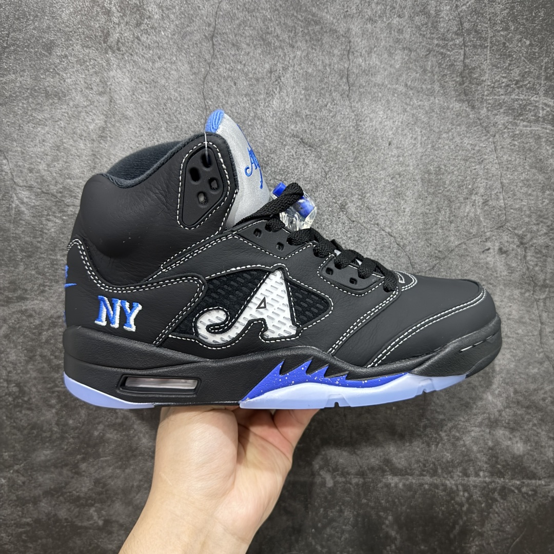 【原厂版本】 Awake NY x Air Jordan 5 Retro AJ5乔5 男子文化篮球鞋 DV4982-004 该款配色以标志性的“黑色金属”OG为基础,这家纽约街头服饰品牌为修改过的鞋面添加了Racer Blue的点缀,这款Air Jordan 5采用全黑色绒面革鞋面,白色对比缝线,银色反光鞋舌,以及中足的蓝色点缀,鞋舌、内衬等处印有Awake NY x Jumpman标识 尺码:40 40.5 41 42 42.5 43 44 44.5 45 45.5 46 47.5 48.5-选品中心