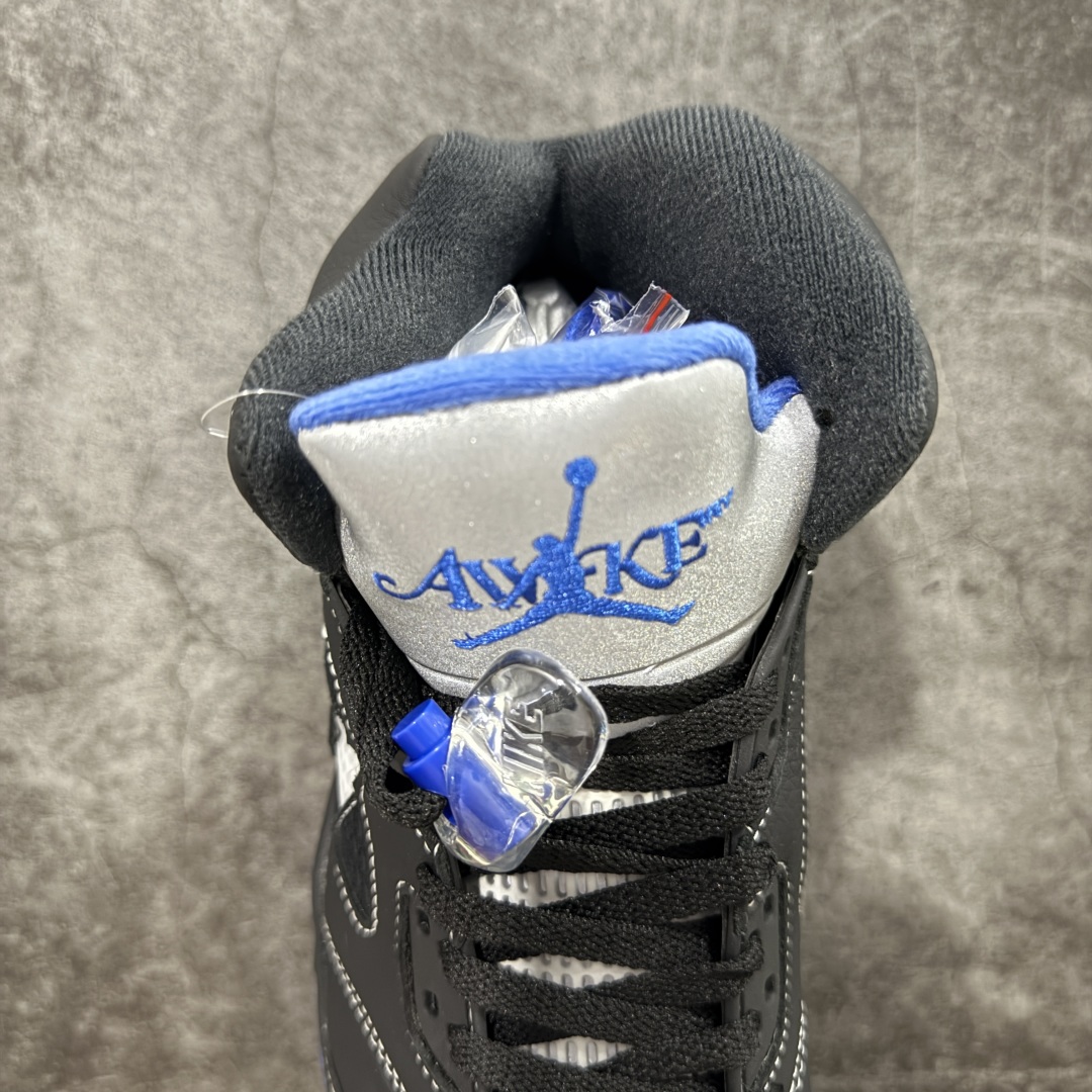 图片[8]-【原厂版本】 Awake NY x Air Jordan 5 Retro AJ5乔5 男子文化篮球鞋 DV4982-004 该款配色以标志性的“黑色金属”OG为基础，这家纽约街头服饰品牌为修改过的鞋面添加了Racer Blue的点缀，这款Air Jordan 5采用全黑色绒面革鞋面，白色对比缝线，银色反光鞋舌，以及中足的蓝色点缀，鞋舌、内衬等处印有Awake NY x Jumpman标识 尺码：40 40.5 41 42 42.5 43 44 44.5 45 45.5 46 47.5 48.5-选品中心