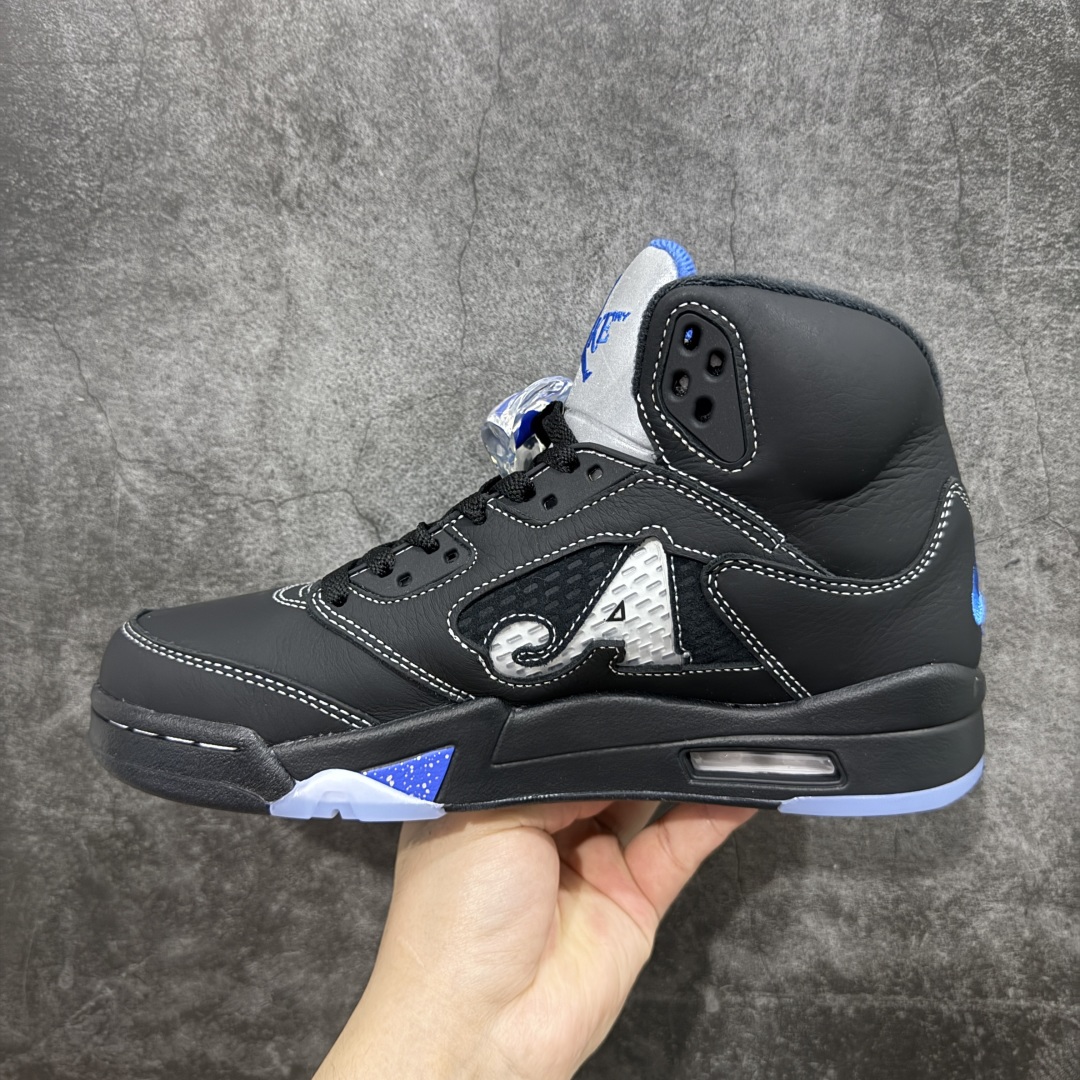 图片[2]-【原厂版本】 Awake NY x Air Jordan 5 Retro AJ5乔5 男子文化篮球鞋 DV4982-004 该款配色以标志性的“黑色金属”OG为基础，这家纽约街头服饰品牌为修改过的鞋面添加了Racer Blue的点缀，这款Air Jordan 5采用全黑色绒面革鞋面，白色对比缝线，银色反光鞋舌，以及中足的蓝色点缀，鞋舌、内衬等处印有Awake NY x Jumpman标识 尺码：40 40.5 41 42 42.5 43 44 44.5 45 45.5 46 47.5 48.5-选品中心