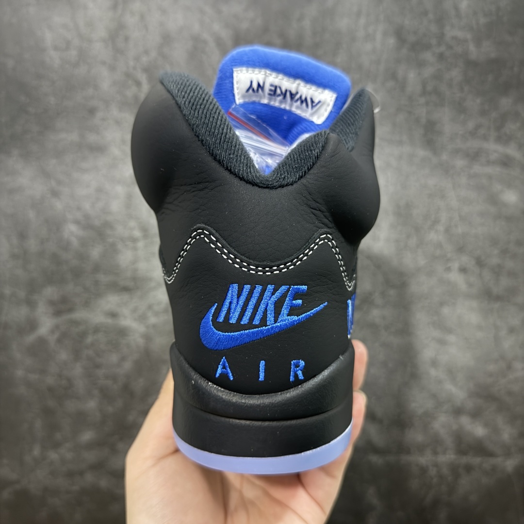图片[4]-【原厂版本】 Awake NY x Air Jordan 5 Retro AJ5乔5 男子文化篮球鞋 DV4982-004 该款配色以标志性的“黑色金属”OG为基础，这家纽约街头服饰品牌为修改过的鞋面添加了Racer Blue的点缀，这款Air Jordan 5采用全黑色绒面革鞋面，白色对比缝线，银色反光鞋舌，以及中足的蓝色点缀，鞋舌、内衬等处印有Awake NY x Jumpman标识 尺码：40 40.5 41 42 42.5 43 44 44.5 45 45.5 46 47.5 48.5-选品中心