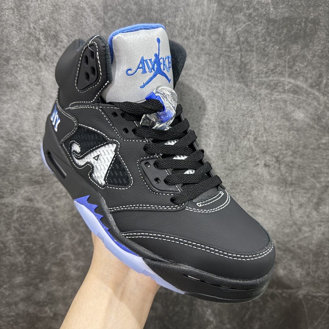 图片[3]-【原厂版本】 Awake NY x Air Jordan 5 Retro AJ5乔5 男子文化篮球鞋 DV4982-004 该款配色以标志性的“黑色金属”OG为基础，这家纽约街头服饰品牌为修改过的鞋面添加了Racer Blue的点缀，这款Air Jordan 5采用全黑色绒面革鞋面，白色对比缝线，银色反光鞋舌，以及中足的蓝色点缀，鞋舌、内衬等处印有Awake NY x Jumpman标识 尺码：40 40.5 41 42 42.5 43 44 44.5 45 45.5 46 47.5 48.5-选品中心