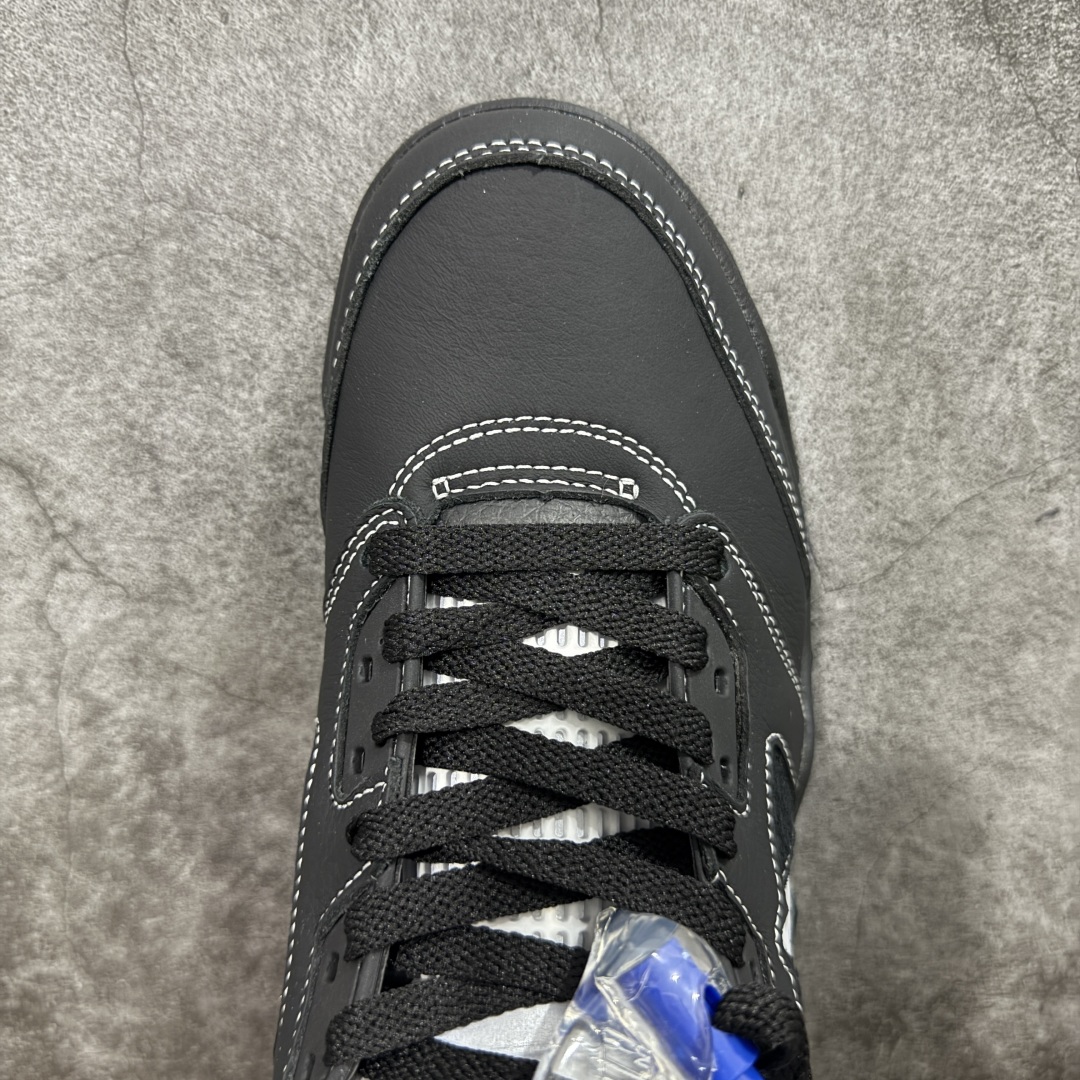 图片[5]-【原厂版本】 Awake NY x Air Jordan 5 Retro AJ5乔5 男子文化篮球鞋 DV4982-004 该款配色以标志性的“黑色金属”OG为基础，这家纽约街头服饰品牌为修改过的鞋面添加了Racer Blue的点缀，这款Air Jordan 5采用全黑色绒面革鞋面，白色对比缝线，银色反光鞋舌，以及中足的蓝色点缀，鞋舌、内衬等处印有Awake NY x Jumpman标识 尺码：40 40.5 41 42 42.5 43 44 44.5 45 45.5 46 47.5 48.5-选品中心