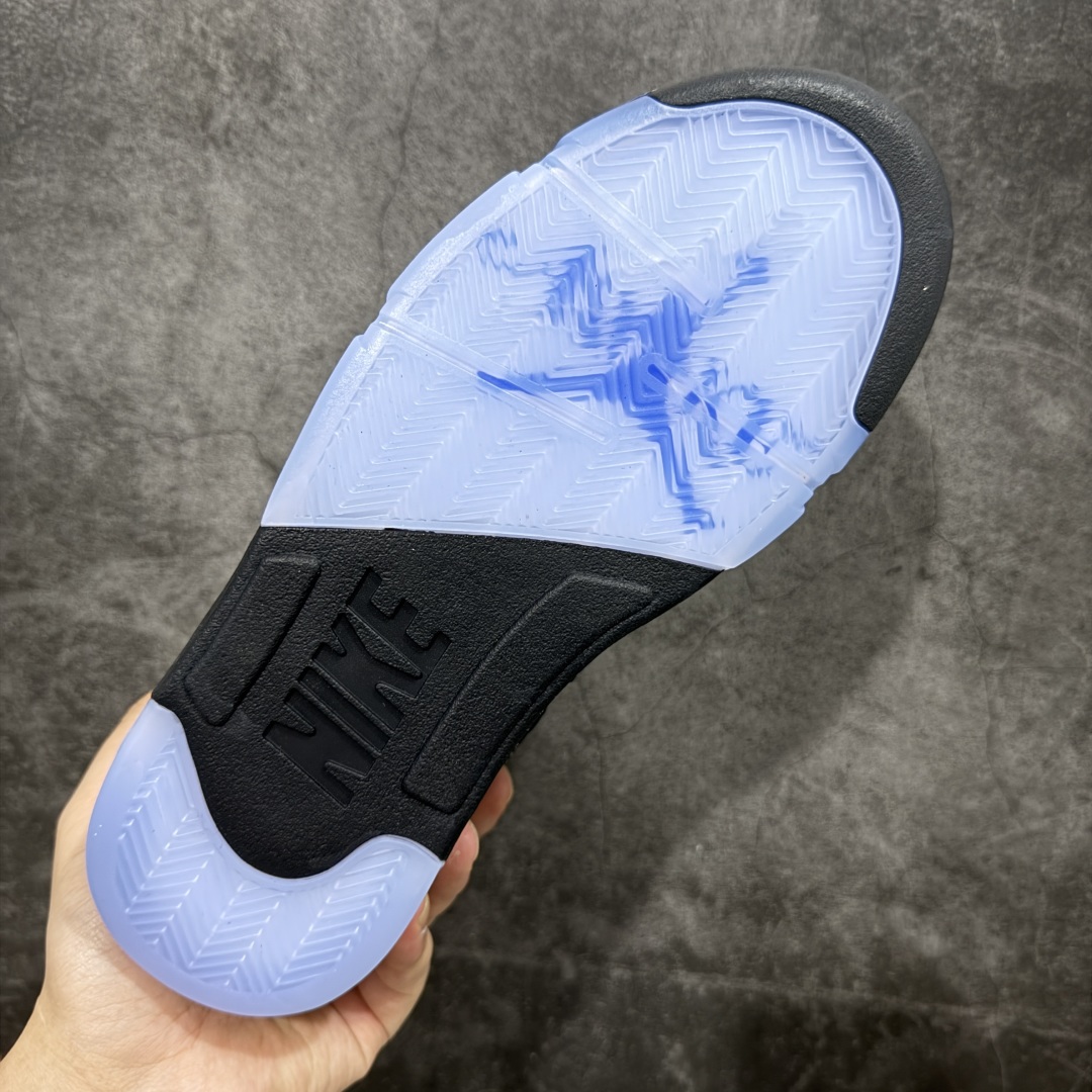 图片[9]-【原厂版本】 Awake NY x Air Jordan 5 Retro AJ5乔5 男子文化篮球鞋 DV4982-004 该款配色以标志性的“黑色金属”OG为基础，这家纽约街头服饰品牌为修改过的鞋面添加了Racer Blue的点缀，这款Air Jordan 5采用全黑色绒面革鞋面，白色对比缝线，银色反光鞋舌，以及中足的蓝色点缀，鞋舌、内衬等处印有Awake NY x Jumpman标识 尺码：40 40.5 41 42 42.5 43 44 44.5 45 45.5 46 47.5 48.5-选品中心