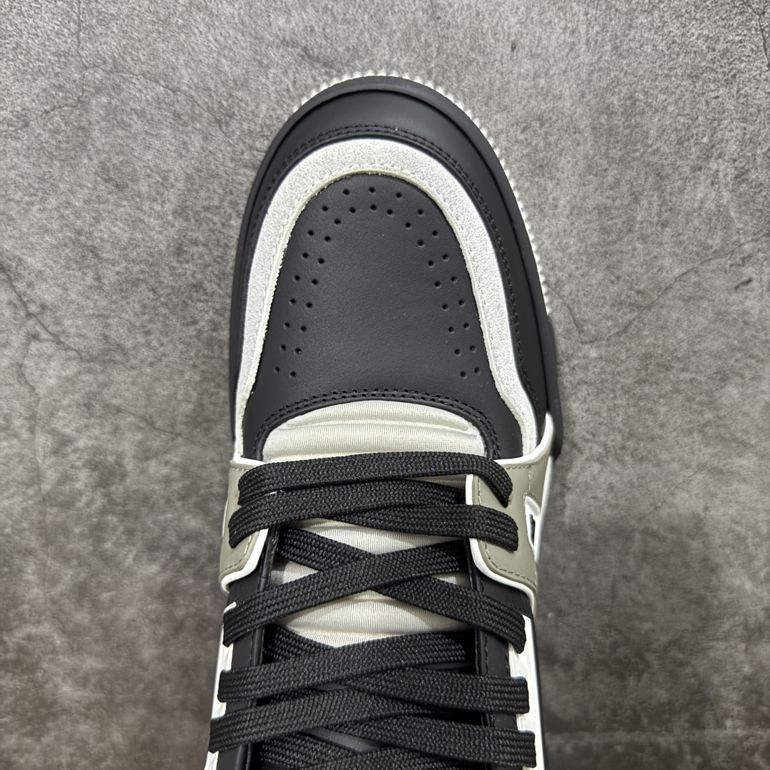 图片[5]-【顶级性价比版本】LV Trainer 黑灰水泥 双层飞机礼盒 中高端品质 价格超值不杀猪 非市面假特价版本 广东产 顶级品质 真材实料 不偷材料 市售数一数二的好货 放眼市场同价格绝对找不到比他更好的货⚠️ 工厂长期补货 价格优势供应 所有配色均原版购入开发打造 正确原版 超高还原度 空胶工艺 各细节到位 鞋面为细柔小牛皮 厚实织物鞋带正确扣子配件 正确牛仔布料无色差 图案对版对位 白色软质荔枝皮 老花压印到位 细节 版型全都没毛病 正确鞋垫 中高端零售 杀猪这个版本没毛病 品质见实拍 无需过多文案赘述！ 尺码： 39-45-选品中心