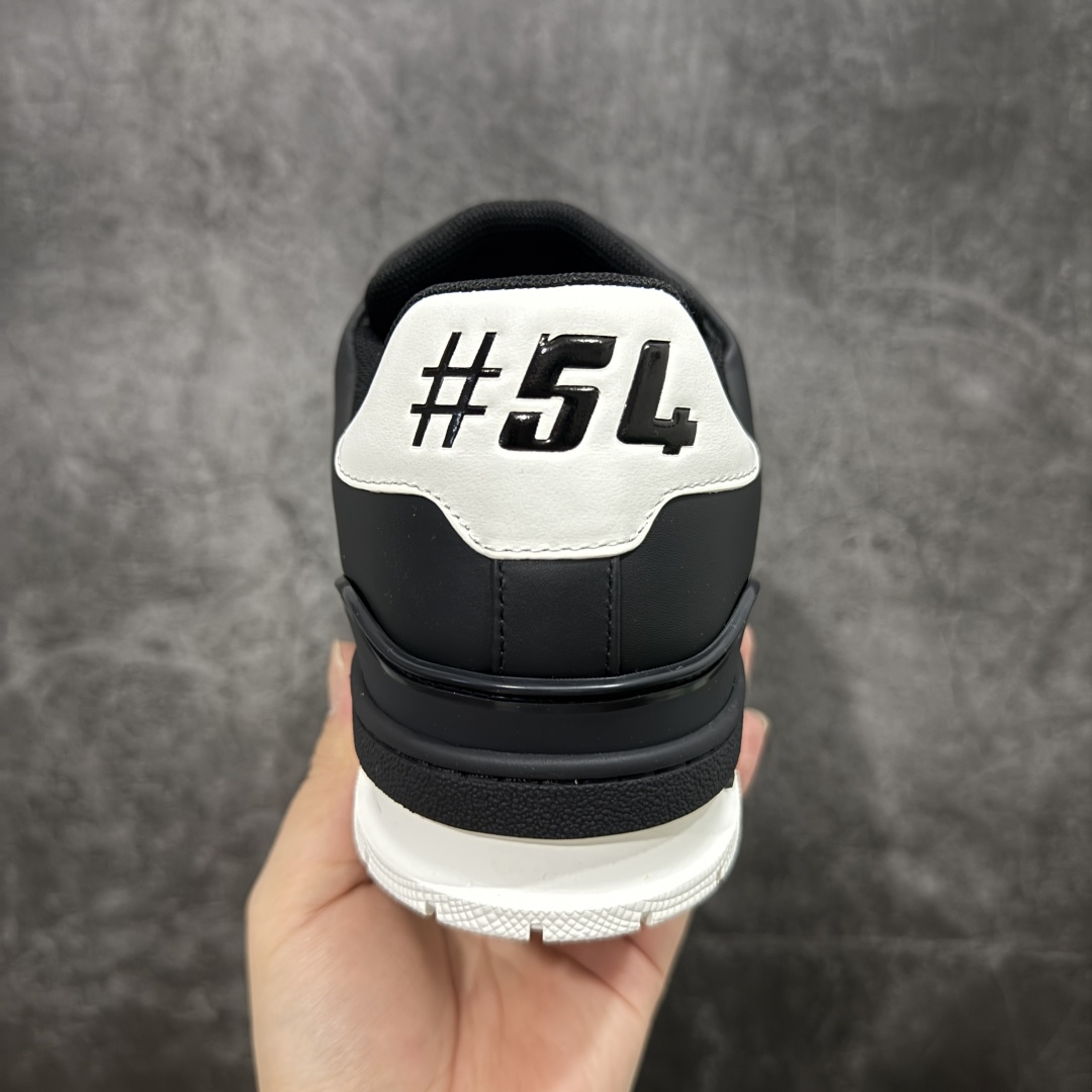 图片[4]-【顶级性价比版本】LV Trainer 黑灰水泥 双层飞机礼盒 中高端品质 价格超值不杀猪 非市面假特价版本 广东产 顶级品质 真材实料 不偷材料 市售数一数二的好货 放眼市场同价格绝对找不到比他更好的货⚠️ 工厂长期补货 价格优势供应 所有配色均原版购入开发打造 正确原版 超高还原度 空胶工艺 各细节到位 鞋面为细柔小牛皮 厚实织物鞋带正确扣子配件 正确牛仔布料无色差 图案对版对位 白色软质荔枝皮 老花压印到位 细节 版型全都没毛病 正确鞋垫 中高端零售 杀猪这个版本没毛病 品质见实拍 无需过多文案赘述！ 尺码： 39-45-选品中心