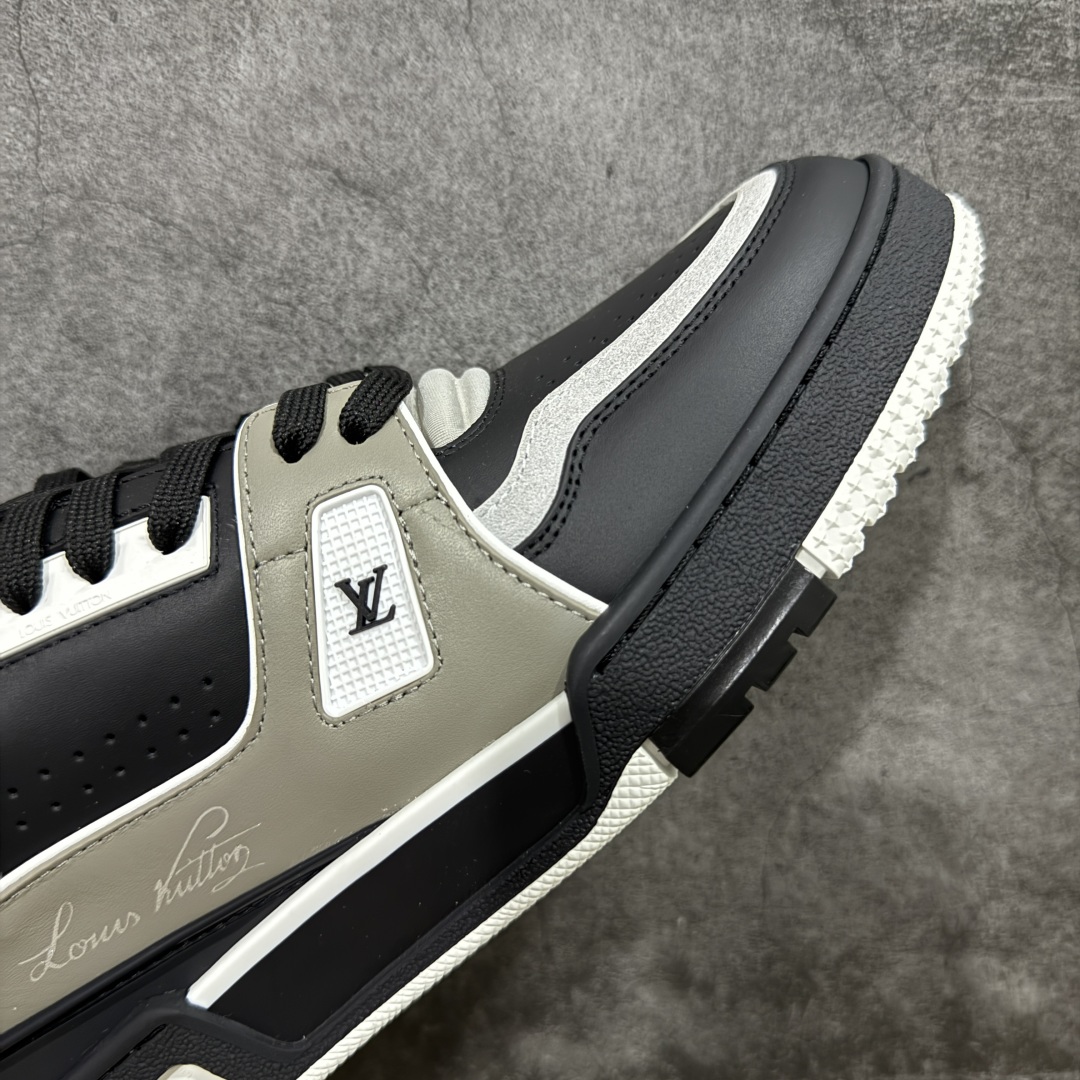 图片[6]-【顶级性价比版本】LV Trainer 黑灰水泥 双层飞机礼盒 中高端品质 价格超值不杀猪 非市面假特价版本 广东产 顶级品质 真材实料 不偷材料 市售数一数二的好货 放眼市场同价格绝对找不到比他更好的货⚠️ 工厂长期补货 价格优势供应 所有配色均原版购入开发打造 正确原版 超高还原度 空胶工艺 各细节到位 鞋面为细柔小牛皮 厚实织物鞋带正确扣子配件 正确牛仔布料无色差 图案对版对位 白色软质荔枝皮 老花压印到位 细节 版型全都没毛病 正确鞋垫 中高端零售 杀猪这个版本没毛病 品质见实拍 无需过多文案赘述！ 尺码： 39-45-选品中心