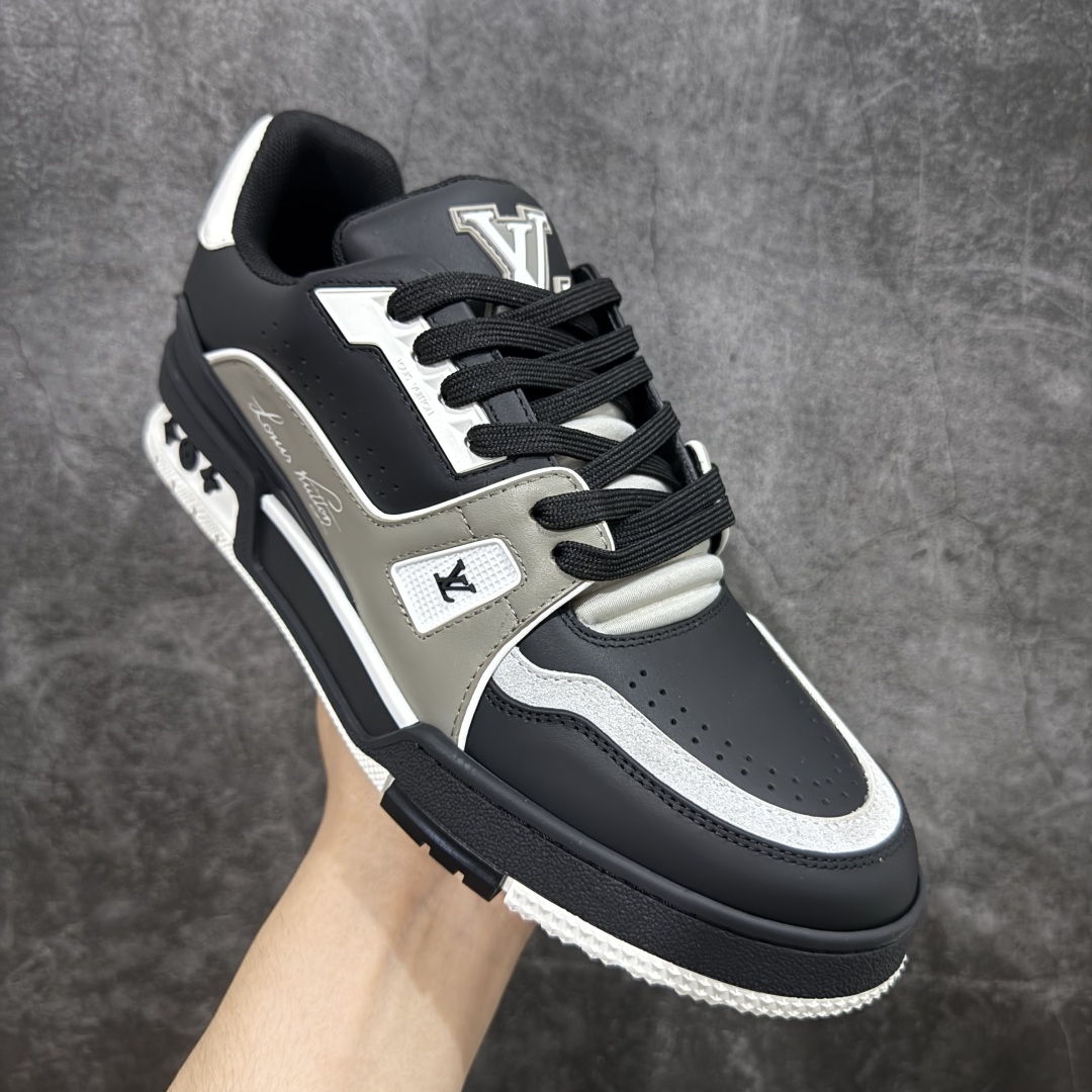 图片[3]-【顶级性价比版本】LV Trainer 黑灰水泥 双层飞机礼盒 中高端品质 价格超值不杀猪 非市面假特价版本 广东产 顶级品质 真材实料 不偷材料 市售数一数二的好货 放眼市场同价格绝对找不到比他更好的货⚠️ 工厂长期补货 价格优势供应 所有配色均原版购入开发打造 正确原版 超高还原度 空胶工艺 各细节到位 鞋面为细柔小牛皮 厚实织物鞋带正确扣子配件 正确牛仔布料无色差 图案对版对位 白色软质荔枝皮 老花压印到位 细节 版型全都没毛病 正确鞋垫 中高端零售 杀猪这个版本没毛病 品质见实拍 无需过多文案赘述！ 尺码： 39-45-选品中心