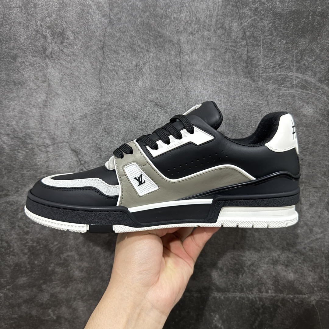 图片[2]-【顶级性价比版本】LV Trainer 黑灰水泥 双层飞机礼盒 中高端品质 价格超值不杀猪 非市面假特价版本 广东产 顶级品质 真材实料 不偷材料 市售数一数二的好货 放眼市场同价格绝对找不到比他更好的货⚠️ 工厂长期补货 价格优势供应 所有配色均原版购入开发打造 正确原版 超高还原度 空胶工艺 各细节到位 鞋面为细柔小牛皮 厚实织物鞋带正确扣子配件 正确牛仔布料无色差 图案对版对位 白色软质荔枝皮 老花压印到位 细节 版型全都没毛病 正确鞋垫 中高端零售 杀猪这个版本没毛病 品质见实拍 无需过多文案赘述！ 尺码： 39-45-选品中心