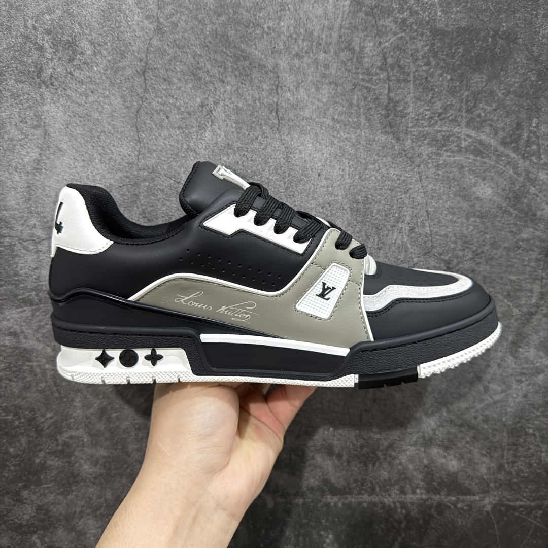 【顶级性价比版本】LV Trainer 黑灰水泥 双层飞机礼盒 中高端品质 价格超值不杀猪 非市面假特价版本 广东产 顶级品质 真材实料 不偷材料 市售数一数二的好货 放眼市场同价格绝对找不到比他更好的货⚠️ 工厂长期补货 价格优势供应 所有配色均原版购入开发打造 正确原版 超高还原度 空胶工艺 各细节到位 鞋面为细柔小牛皮 厚实织物鞋带正确扣子配件 正确牛仔布料无色差 图案对版对位 白色软质荔枝皮 老花压印到位 细节 版型全都没毛病 正确鞋垫 中高端零售 杀猪这个版本没毛病 品质见实拍 无需过多文案赘述! 尺码: 39-45-选品中心