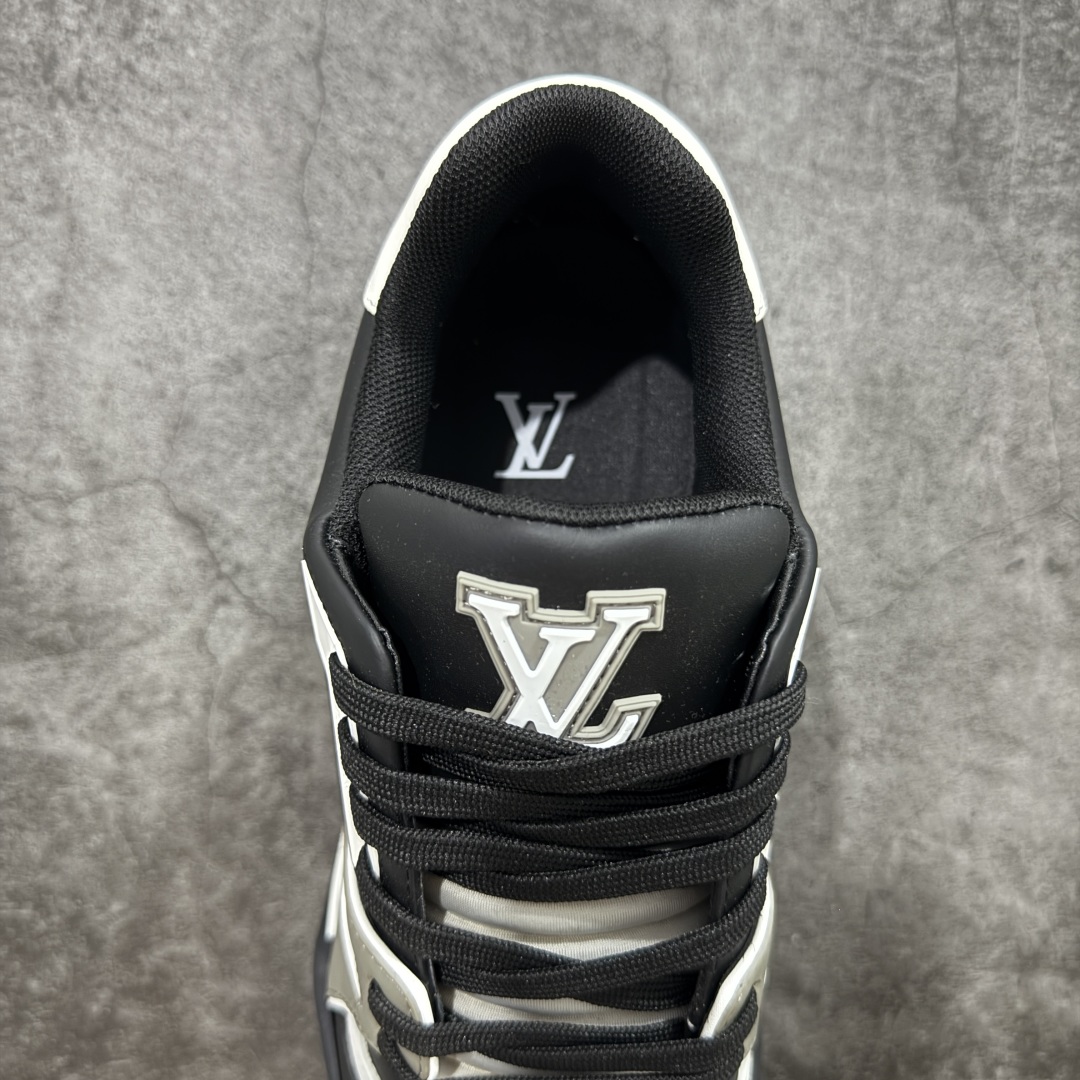 图片[8]-【顶级性价比版本】LV Trainer 黑灰水泥 双层飞机礼盒 中高端品质 价格超值不杀猪 非市面假特价版本 广东产 顶级品质 真材实料 不偷材料 市售数一数二的好货 放眼市场同价格绝对找不到比他更好的货⚠️ 工厂长期补货 价格优势供应 所有配色均原版购入开发打造 正确原版 超高还原度 空胶工艺 各细节到位 鞋面为细柔小牛皮 厚实织物鞋带正确扣子配件 正确牛仔布料无色差 图案对版对位 白色软质荔枝皮 老花压印到位 细节 版型全都没毛病 正确鞋垫 中高端零售 杀猪这个版本没毛病 品质见实拍 无需过多文案赘述！ 尺码： 39-45-选品中心