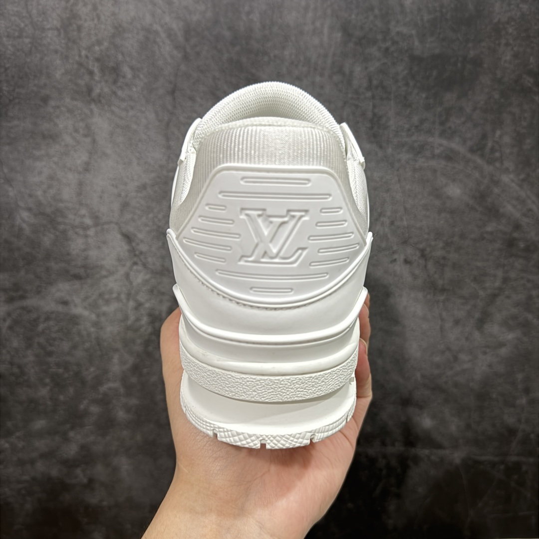 图片[4]-【顶级性价比版本】LV Trainer 白皮压花 双层飞机礼盒 中高端品质 价格超值不杀猪 非市面假特价版本 广东产 顶级品质 真材实料 不偷材料 市售数一数二的好货 放眼市场同价格绝对找不到比他更好的货⚠️ 工厂长期补货 价格优势供应 所有配色均原版购入开发打造 正确原版 超高还原度 空胶工艺 各细节到位 鞋面为细柔小牛皮 厚实织物鞋带正确扣子配件 正确牛仔布料无色差 图案对版对位 白色软质荔枝皮 老花压印到位 细节 版型全都没毛病 正确鞋垫 中高端零售 杀猪这个版本没毛病 品质见实拍 无需过多文案赘述！ 尺码： 39-45-选品中心