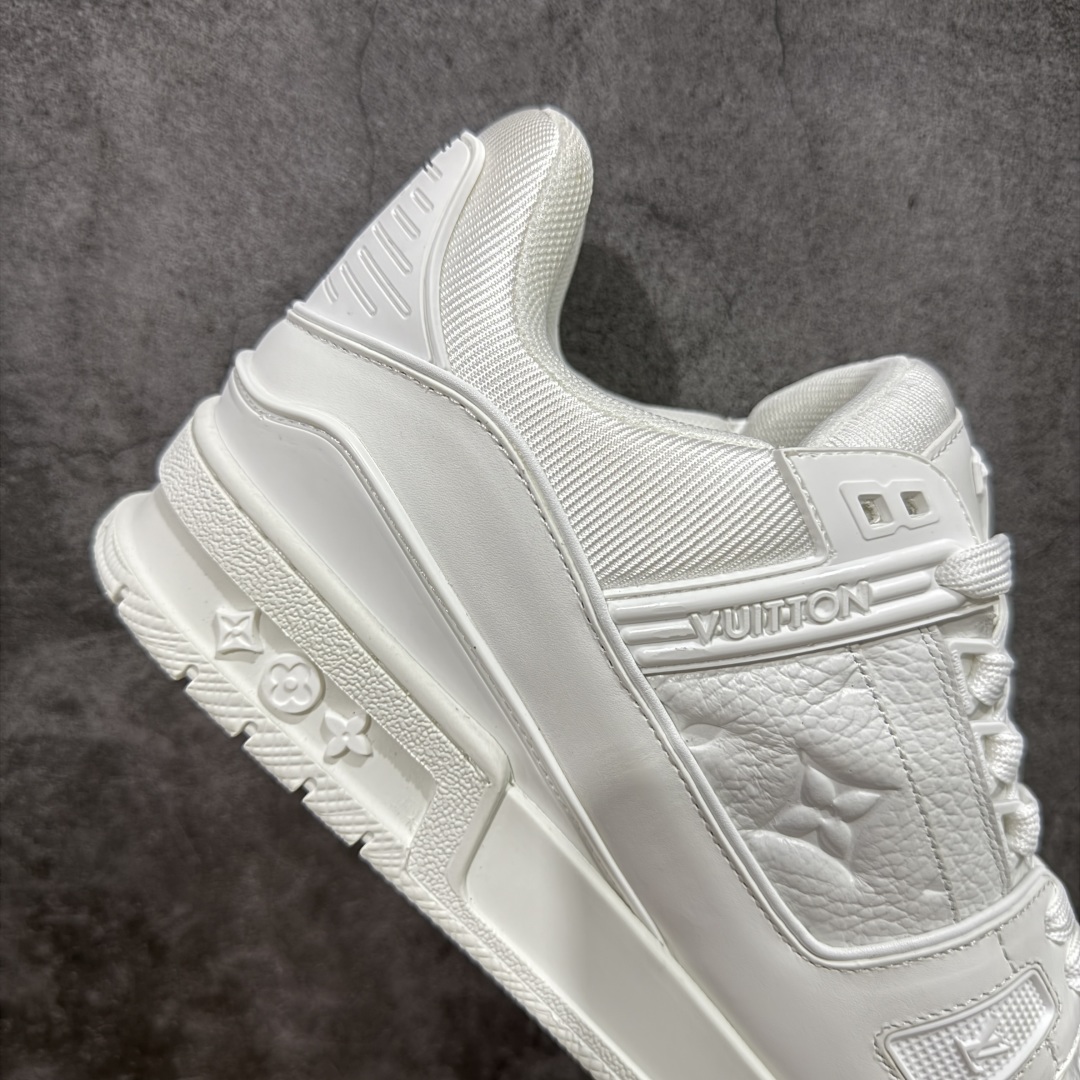 图片[7]-【顶级性价比版本】LV Trainer 白皮压花 双层飞机礼盒 中高端品质 价格超值不杀猪 非市面假特价版本 广东产 顶级品质 真材实料 不偷材料 市售数一数二的好货 放眼市场同价格绝对找不到比他更好的货⚠️ 工厂长期补货 价格优势供应 所有配色均原版购入开发打造 正确原版 超高还原度 空胶工艺 各细节到位 鞋面为细柔小牛皮 厚实织物鞋带正确扣子配件 正确牛仔布料无色差 图案对版对位 白色软质荔枝皮 老花压印到位 细节 版型全都没毛病 正确鞋垫 中高端零售 杀猪这个版本没毛病 品质见实拍 无需过多文案赘述！ 尺码： 39-45-选品中心