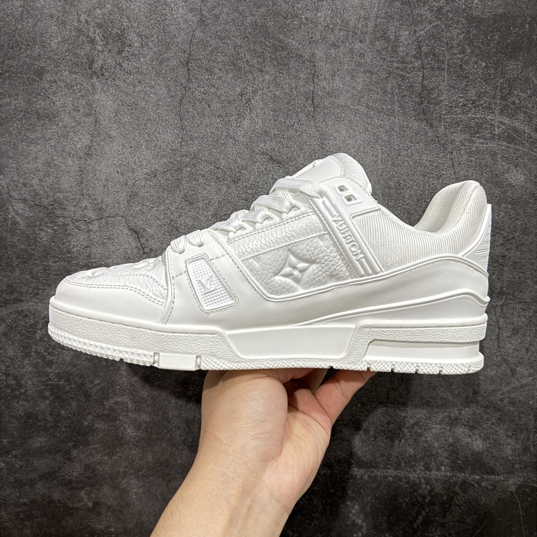 图片[2]-【顶级性价比版本】LV Trainer 白皮压花 双层飞机礼盒 中高端品质 价格超值不杀猪 非市面假特价版本 广东产 顶级品质 真材实料 不偷材料 市售数一数二的好货 放眼市场同价格绝对找不到比他更好的货⚠️ 工厂长期补货 价格优势供应 所有配色均原版购入开发打造 正确原版 超高还原度 空胶工艺 各细节到位 鞋面为细柔小牛皮 厚实织物鞋带正确扣子配件 正确牛仔布料无色差 图案对版对位 白色软质荔枝皮 老花压印到位 细节 版型全都没毛病 正确鞋垫 中高端零售 杀猪这个版本没毛病 品质见实拍 无需过多文案赘述！ 尺码： 39-45-选品中心