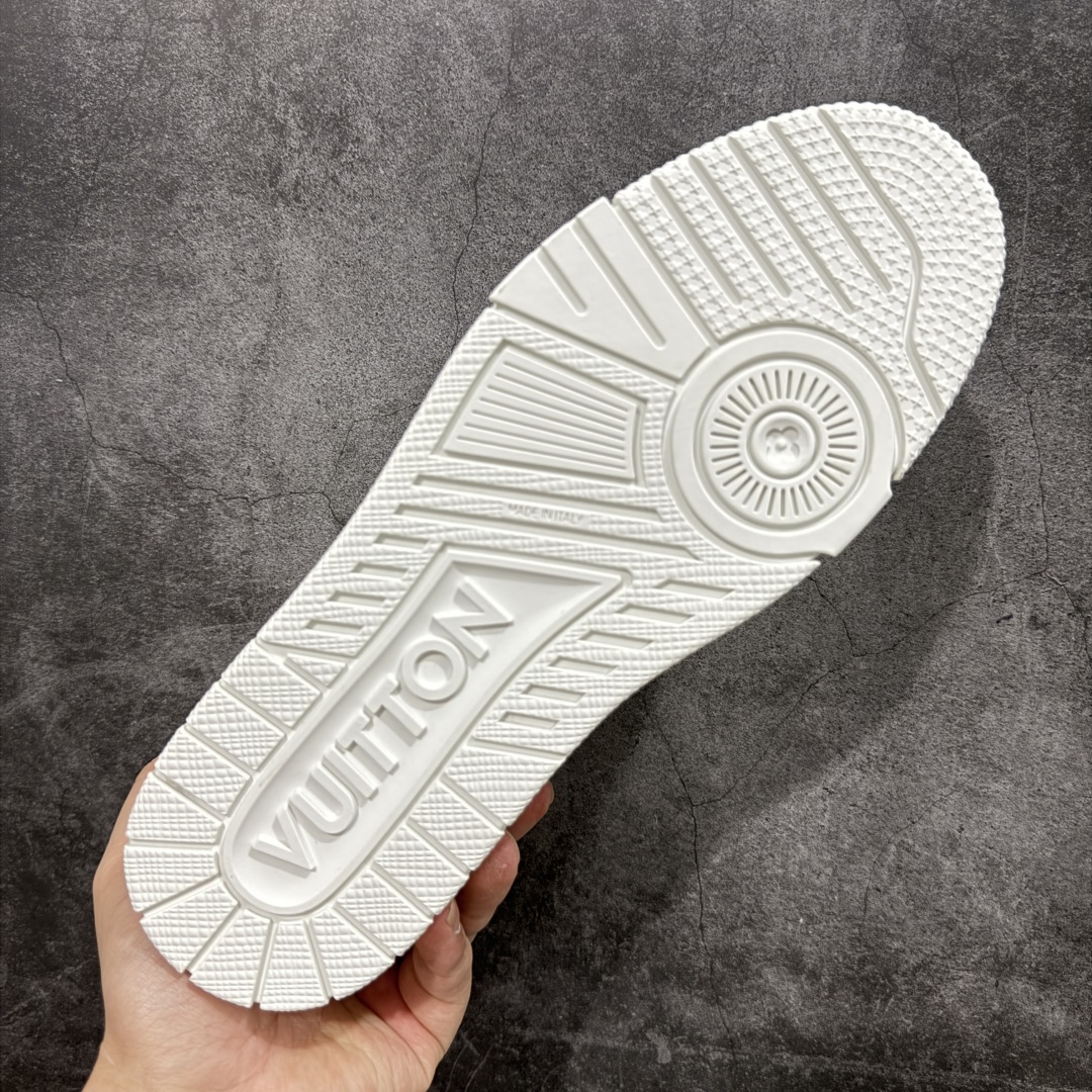 图片[9]-【顶级性价比版本】LV Trainer 白皮压花 双层飞机礼盒 中高端品质 价格超值不杀猪 非市面假特价版本 广东产 顶级品质 真材实料 不偷材料 市售数一数二的好货 放眼市场同价格绝对找不到比他更好的货⚠️ 工厂长期补货 价格优势供应 所有配色均原版购入开发打造 正确原版 超高还原度 空胶工艺 各细节到位 鞋面为细柔小牛皮 厚实织物鞋带正确扣子配件 正确牛仔布料无色差 图案对版对位 白色软质荔枝皮 老花压印到位 细节 版型全都没毛病 正确鞋垫 中高端零售 杀猪这个版本没毛病 品质见实拍 无需过多文案赘述！ 尺码： 39-45-选品中心