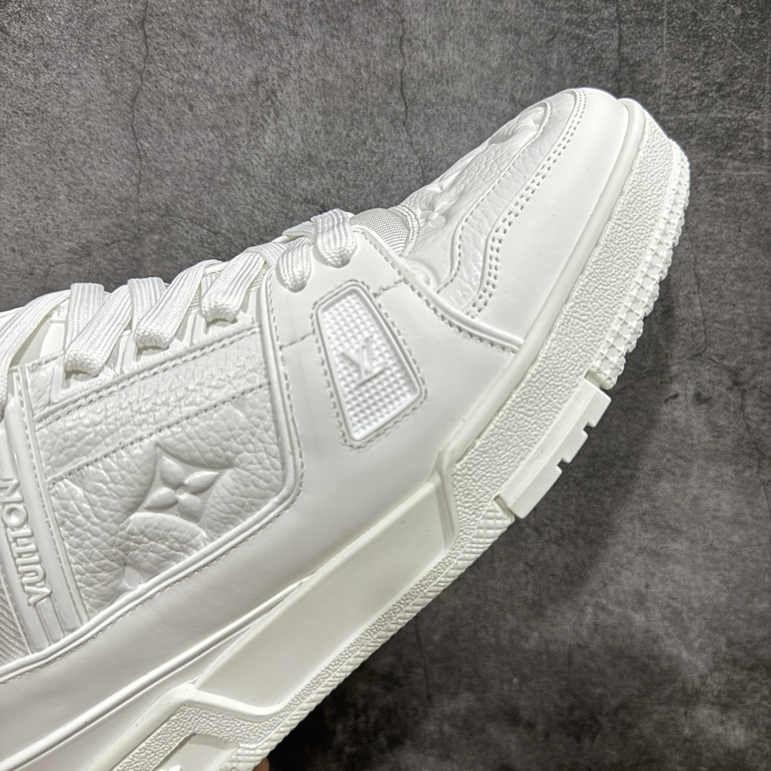 图片[6]-【顶级性价比版本】LV Trainer 白皮压花 双层飞机礼盒 中高端品质 价格超值不杀猪 非市面假特价版本 广东产 顶级品质 真材实料 不偷材料 市售数一数二的好货 放眼市场同价格绝对找不到比他更好的货⚠️ 工厂长期补货 价格优势供应 所有配色均原版购入开发打造 正确原版 超高还原度 空胶工艺 各细节到位 鞋面为细柔小牛皮 厚实织物鞋带正确扣子配件 正确牛仔布料无色差 图案对版对位 白色软质荔枝皮 老花压印到位 细节 版型全都没毛病 正确鞋垫 中高端零售 杀猪这个版本没毛病 品质见实拍 无需过多文案赘述！ 尺码： 39-45-选品中心