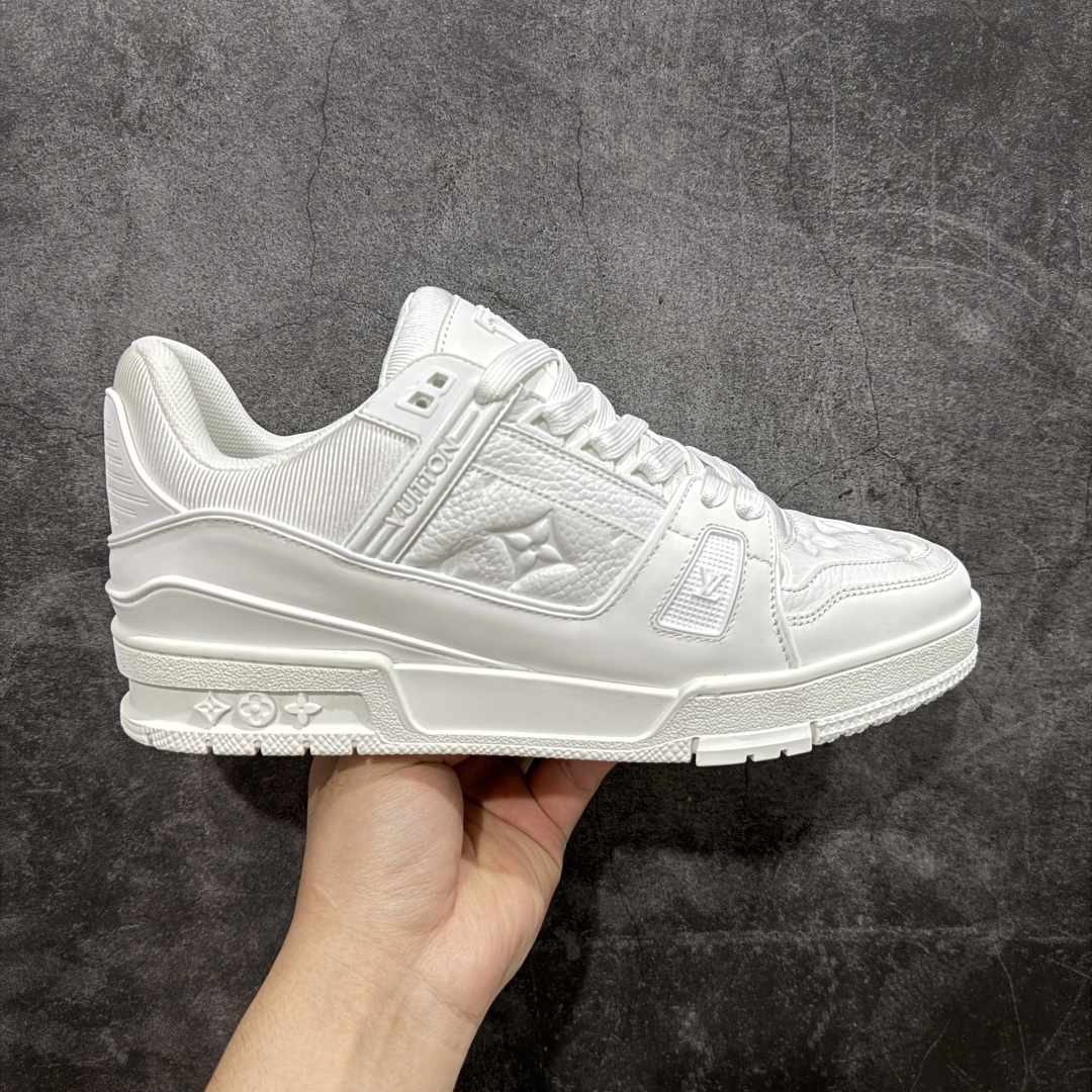 【顶级性价比版本】LV Trainer 白皮压花 双层飞机礼盒 中高端品质 价格超值不杀猪 非市面假特价版本 广东产 顶级品质 真材实料 不偷材料 市售数一数二的好货 放眼市场同价格绝对找不到比他更好的货⚠️ 工厂长期补货 价格优势供应 所有配色均原版购入开发打造 正确原版 超高还原度 空胶工艺 各细节到位 鞋面为细柔小牛皮 厚实织物鞋带正确扣子配件 正确牛仔布料无色差 图案对版对位 白色软质荔枝皮 老花压印到位 细节 版型全都没毛病 正确鞋垫 中高端零售 杀猪这个版本没毛病 品质见实拍 无需过多文案赘述! 尺码: 39-45-选品中心