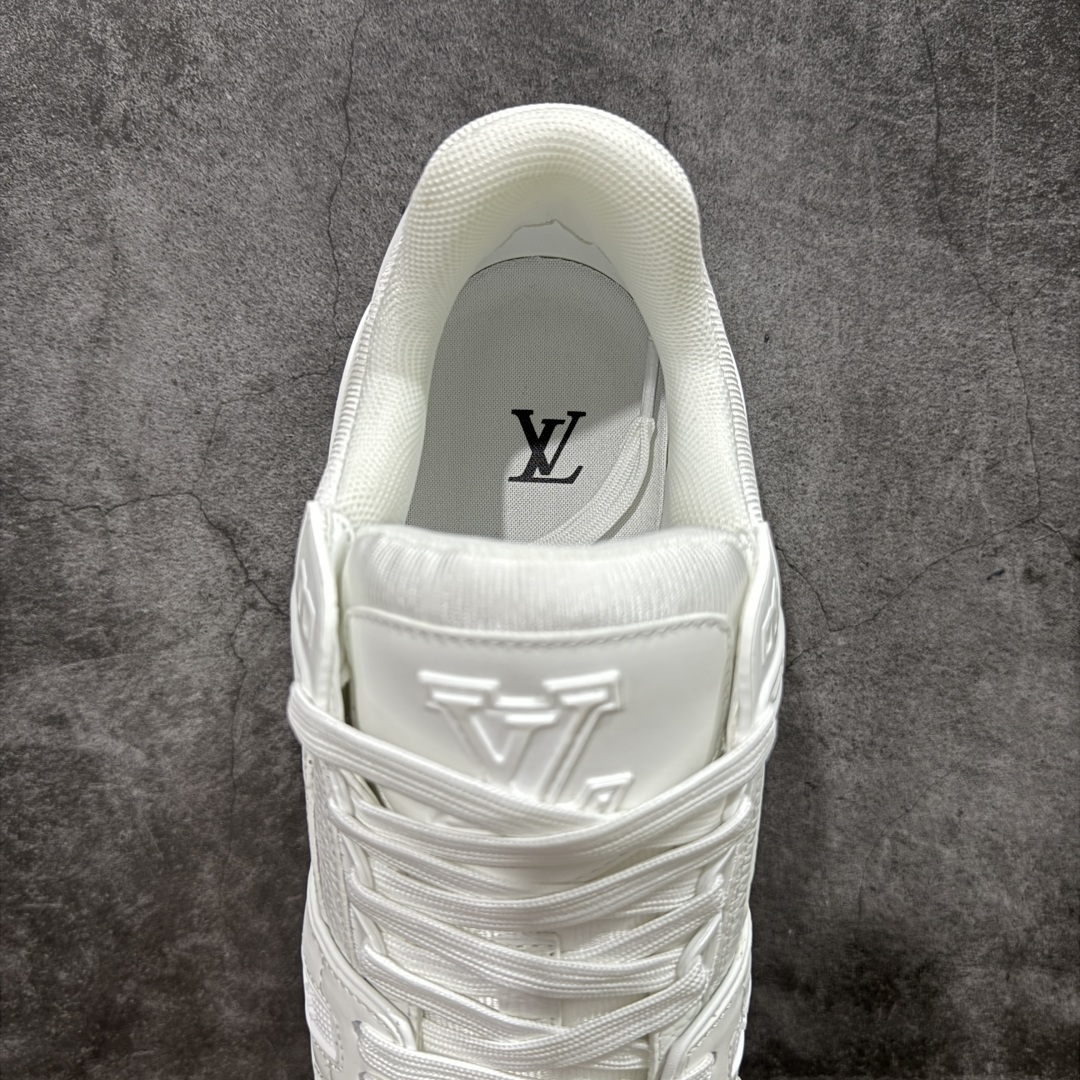 图片[8]-【顶级性价比版本】LV Trainer 白皮压花 双层飞机礼盒 中高端品质 价格超值不杀猪 非市面假特价版本 广东产 顶级品质 真材实料 不偷材料 市售数一数二的好货 放眼市场同价格绝对找不到比他更好的货⚠️ 工厂长期补货 价格优势供应 所有配色均原版购入开发打造 正确原版 超高还原度 空胶工艺 各细节到位 鞋面为细柔小牛皮 厚实织物鞋带正确扣子配件 正确牛仔布料无色差 图案对版对位 白色软质荔枝皮 老花压印到位 细节 版型全都没毛病 正确鞋垫 中高端零售 杀猪这个版本没毛病 品质见实拍 无需过多文案赘述！ 尺码： 39-45-选品中心