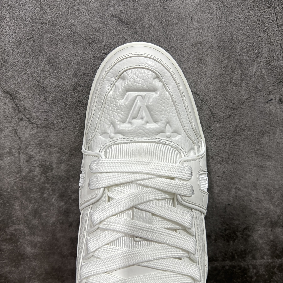 图片[5]-【顶级性价比版本】LV Trainer 白皮压花 双层飞机礼盒 中高端品质 价格超值不杀猪 非市面假特价版本 广东产 顶级品质 真材实料 不偷材料 市售数一数二的好货 放眼市场同价格绝对找不到比他更好的货⚠️ 工厂长期补货 价格优势供应 所有配色均原版购入开发打造 正确原版 超高还原度 空胶工艺 各细节到位 鞋面为细柔小牛皮 厚实织物鞋带正确扣子配件 正确牛仔布料无色差 图案对版对位 白色软质荔枝皮 老花压印到位 细节 版型全都没毛病 正确鞋垫 中高端零售 杀猪这个版本没毛病 品质见实拍 无需过多文案赘述！ 尺码： 39-45-选品中心