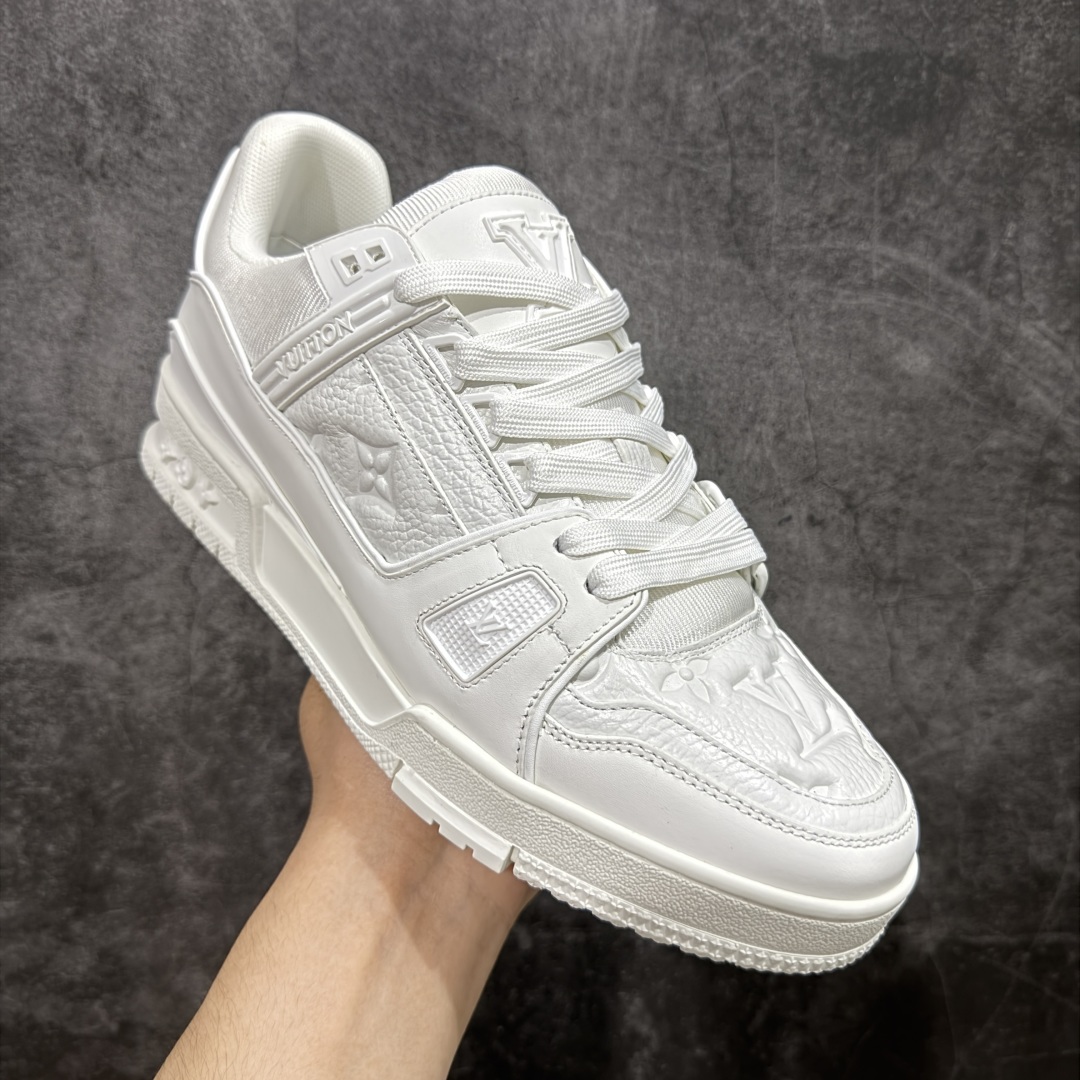 图片[3]-【顶级性价比版本】LV Trainer 白皮压花 双层飞机礼盒 中高端品质 价格超值不杀猪 非市面假特价版本 广东产 顶级品质 真材实料 不偷材料 市售数一数二的好货 放眼市场同价格绝对找不到比他更好的货⚠️ 工厂长期补货 价格优势供应 所有配色均原版购入开发打造 正确原版 超高还原度 空胶工艺 各细节到位 鞋面为细柔小牛皮 厚实织物鞋带正确扣子配件 正确牛仔布料无色差 图案对版对位 白色软质荔枝皮 老花压印到位 细节 版型全都没毛病 正确鞋垫 中高端零售 杀猪这个版本没毛病 品质见实拍 无需过多文案赘述！ 尺码： 39-45-选品中心