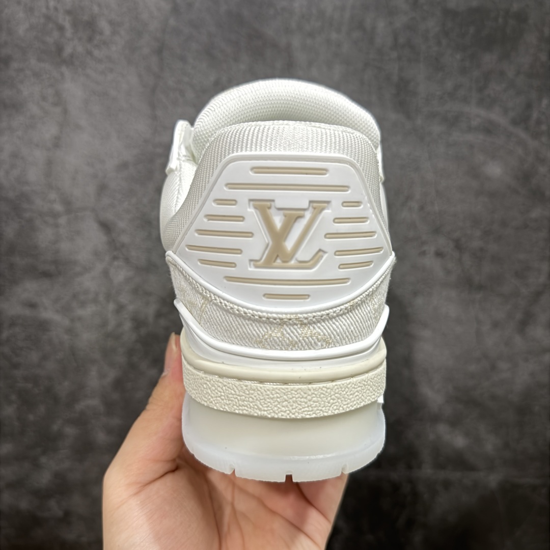 图片[4]-【顶级性价比版本】LV Trainer 白牛仔 双层飞机礼盒 中高端品质 价格超值不杀猪 非市面假特价版本 广东产 顶级品质 真材实料 不偷材料 市售数一数二的好货 放眼市场同价格绝对找不到比他更好的货⚠️ 工厂长期补货 价格优势供应 所有配色均原版购入开发打造 正确原版 超高还原度 空胶工艺 各细节到位 鞋面为细柔小牛皮 厚实织物鞋带正确扣子配件 正确牛仔布料无色差 图案对版对位 白色软质荔枝皮 老花压印到位 细节 版型全都没毛病 正确鞋垫 中高端零售 杀猪这个版本没毛病 品质见实拍 无需过多文案赘述！ 尺码： 35-38-选品中心