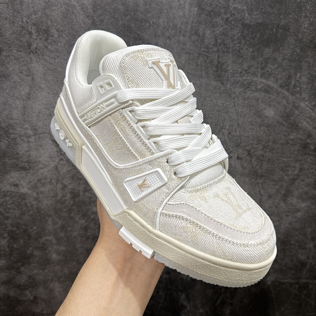 图片[3]-【顶级性价比版本】LV Trainer 白牛仔 双层飞机礼盒 中高端品质 价格超值不杀猪 非市面假特价版本 广东产 顶级品质 真材实料 不偷材料 市售数一数二的好货 放眼市场同价格绝对找不到比他更好的货⚠️ 工厂长期补货 价格优势供应 所有配色均原版购入开发打造 正确原版 超高还原度 空胶工艺 各细节到位 鞋面为细柔小牛皮 厚实织物鞋带正确扣子配件 正确牛仔布料无色差 图案对版对位 白色软质荔枝皮 老花压印到位 细节 版型全都没毛病 正确鞋垫 中高端零售 杀猪这个版本没毛病 品质见实拍 无需过多文案赘述！ 尺码： 35-38-选品中心